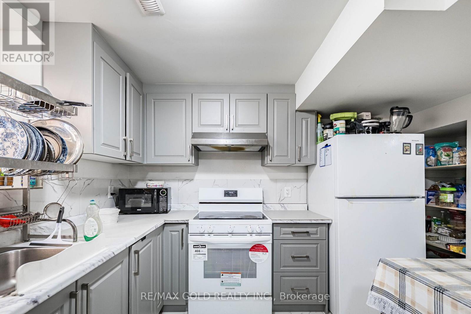 781 GILMOUR CRESCENT - 46