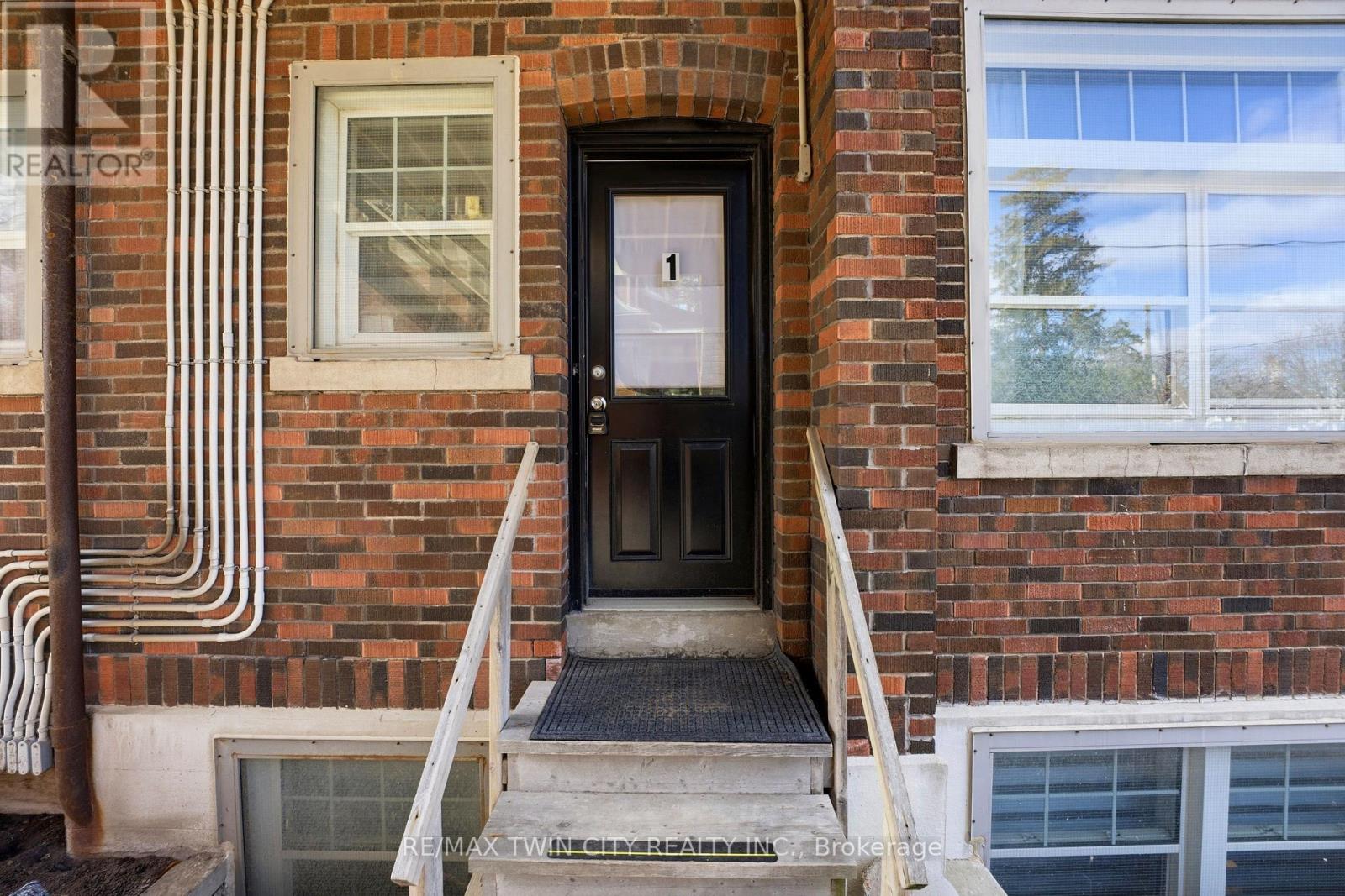 #1 54 DUFFERIN AVENUE - 4