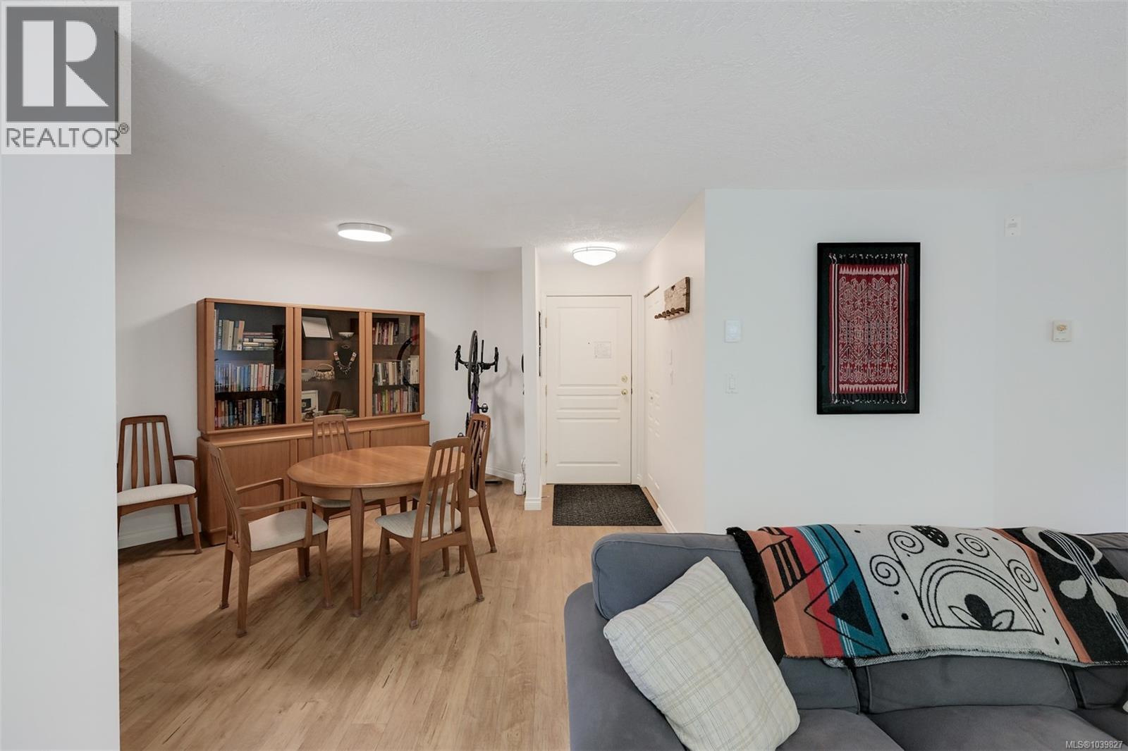 306 490 Marsett Place, Saanich