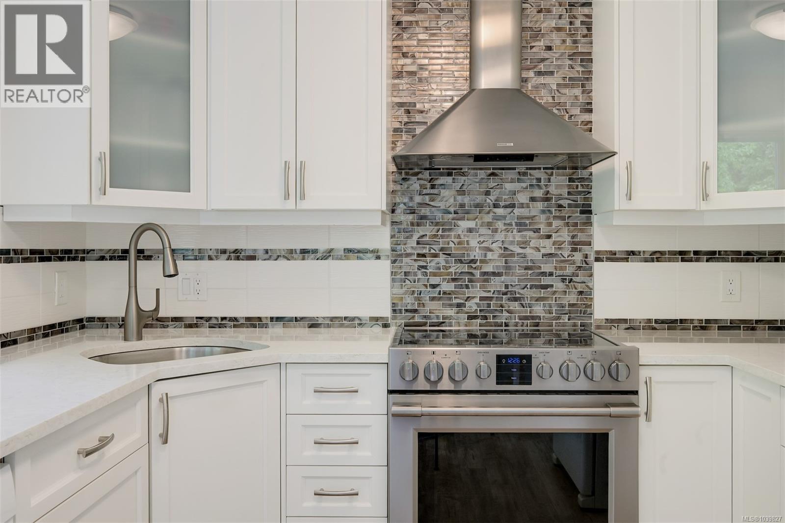 306 490 Marsett Place, Saanich