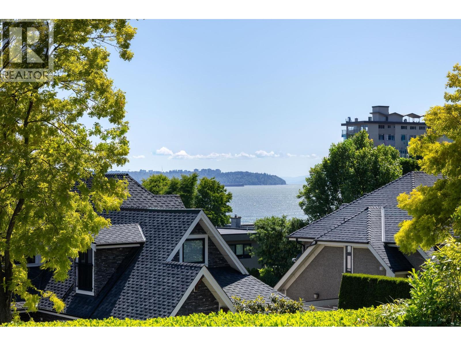 2308 INGLEWOOD AVENUE, West Vancouver