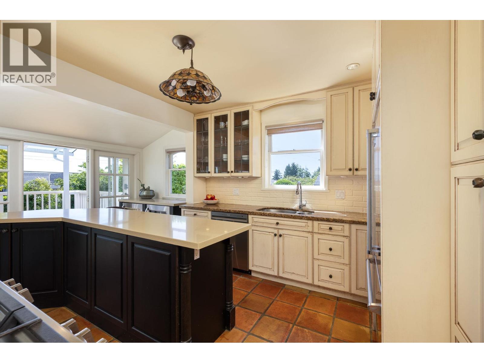 2308 INGLEWOOD AVENUE, West Vancouver