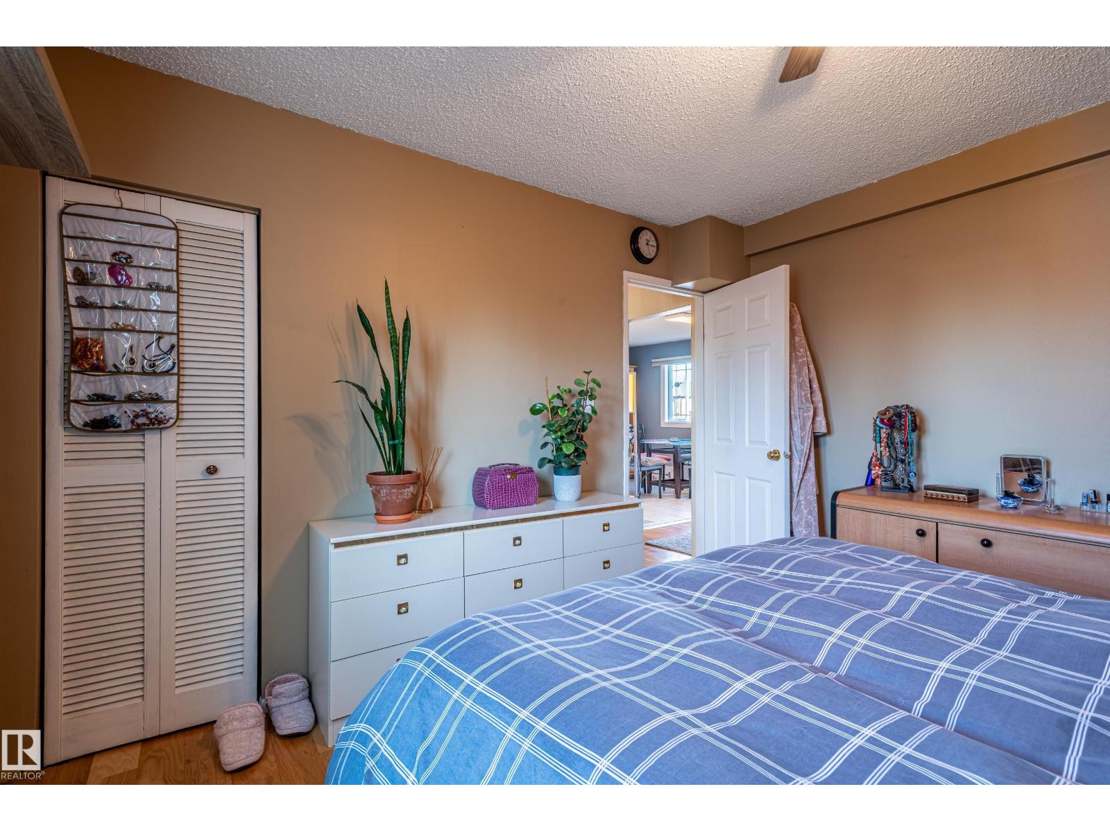 10532 157 ST NW - 17