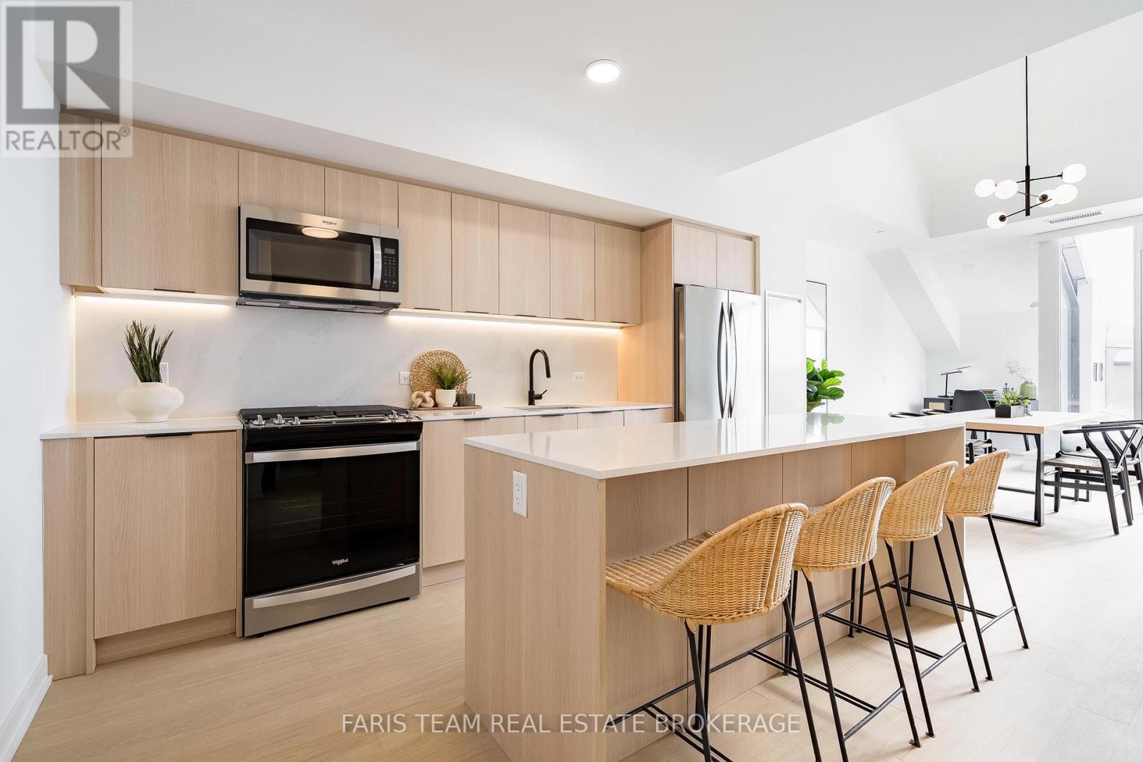 #611 31 HURON STREET - 10