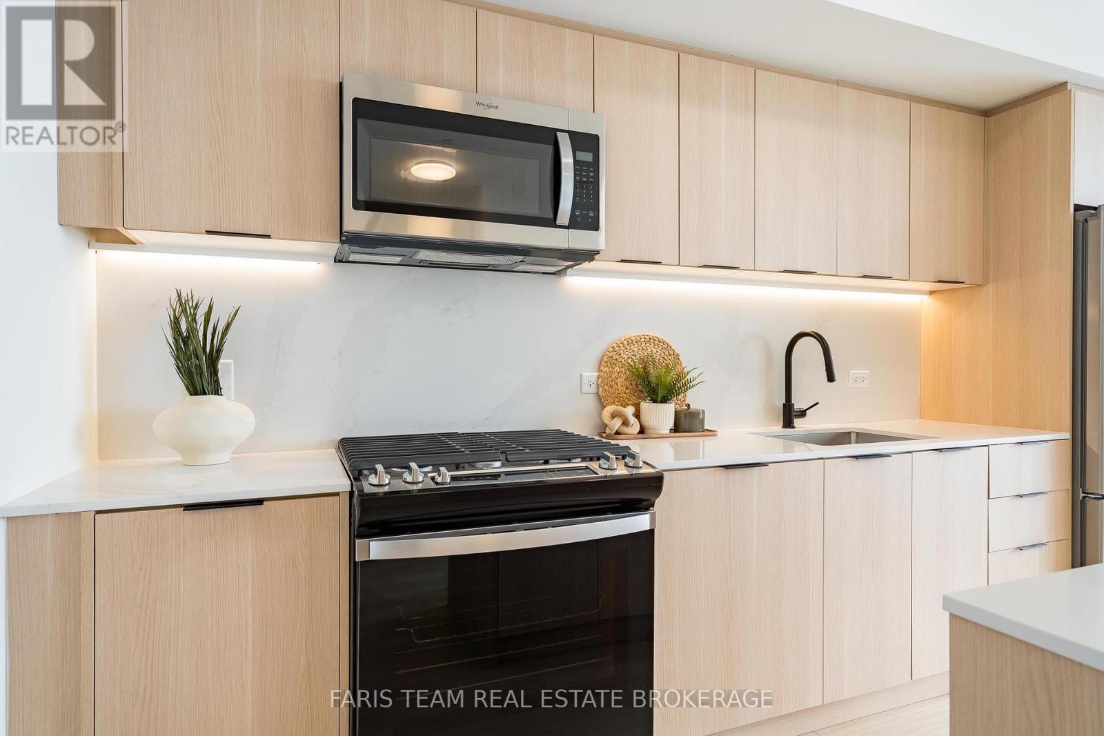 #611 31 HURON STREET - 11