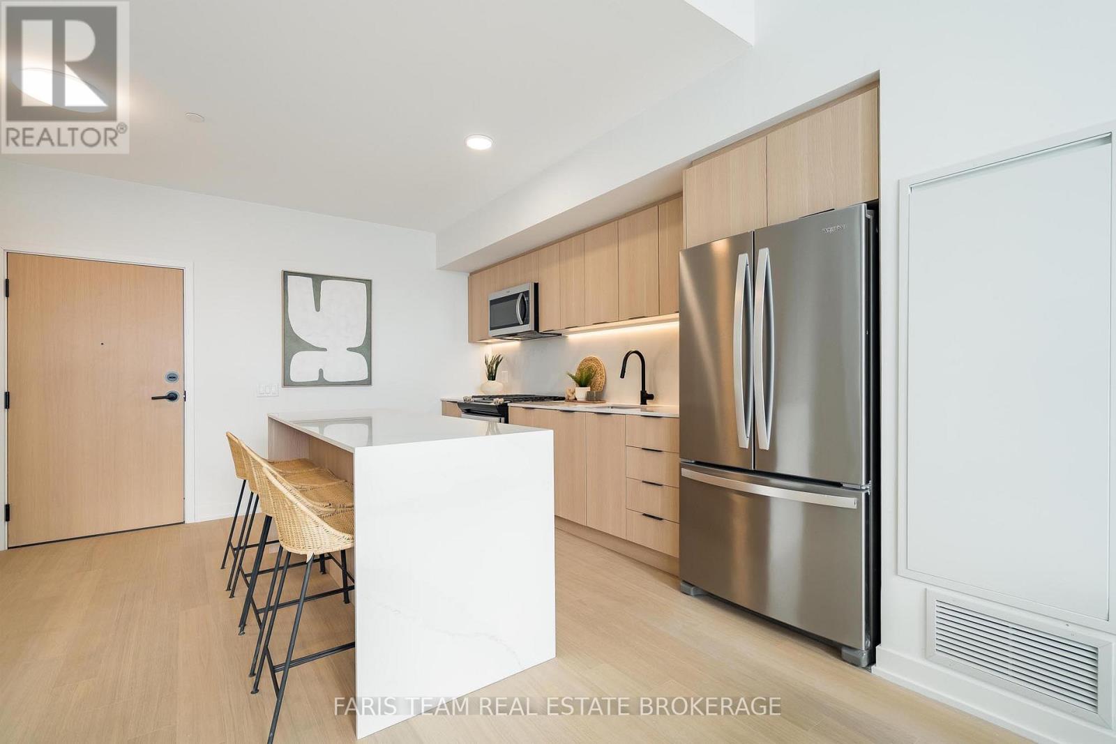 #611 31 HURON STREET - 14