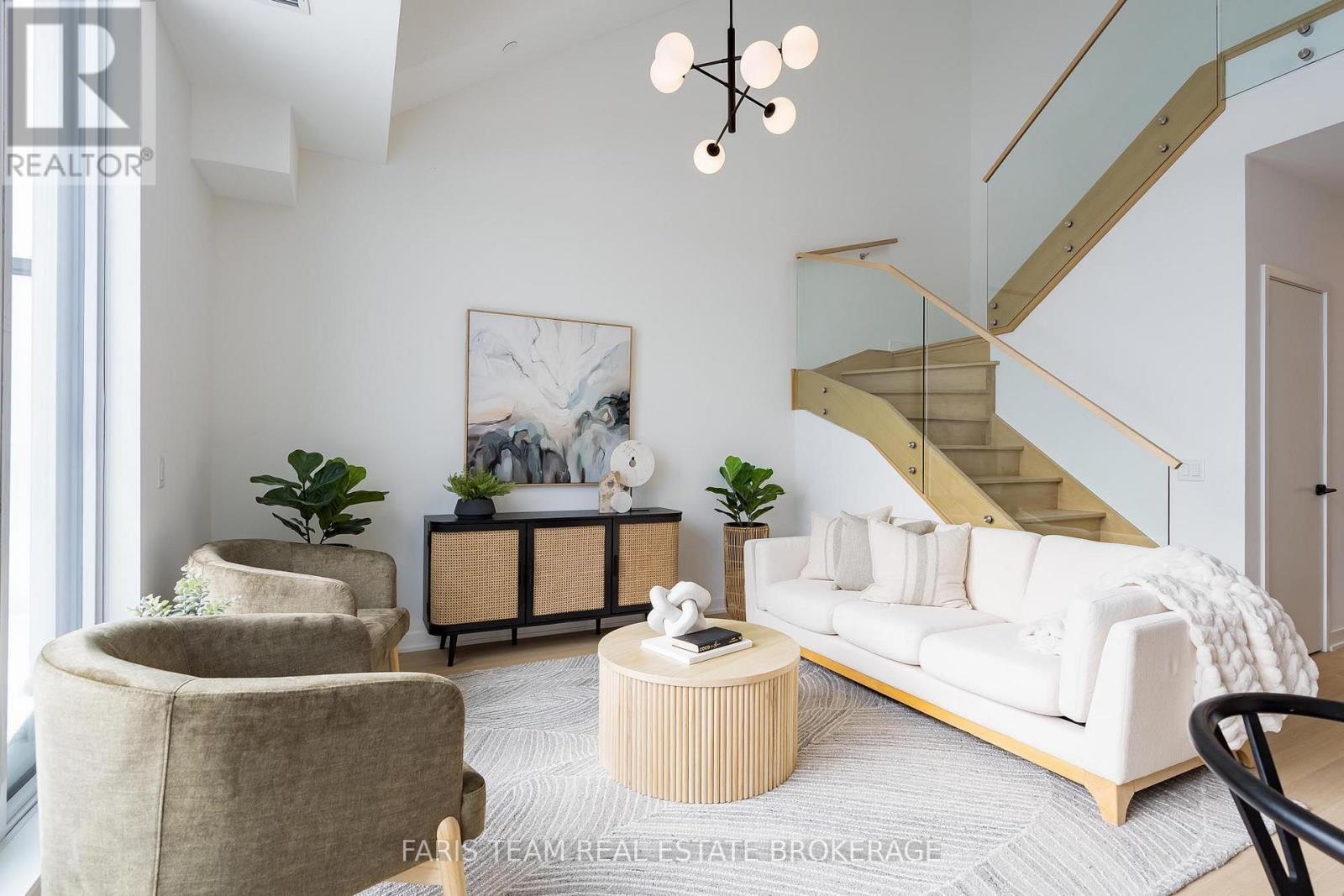 #611 31 HURON STREET - 19