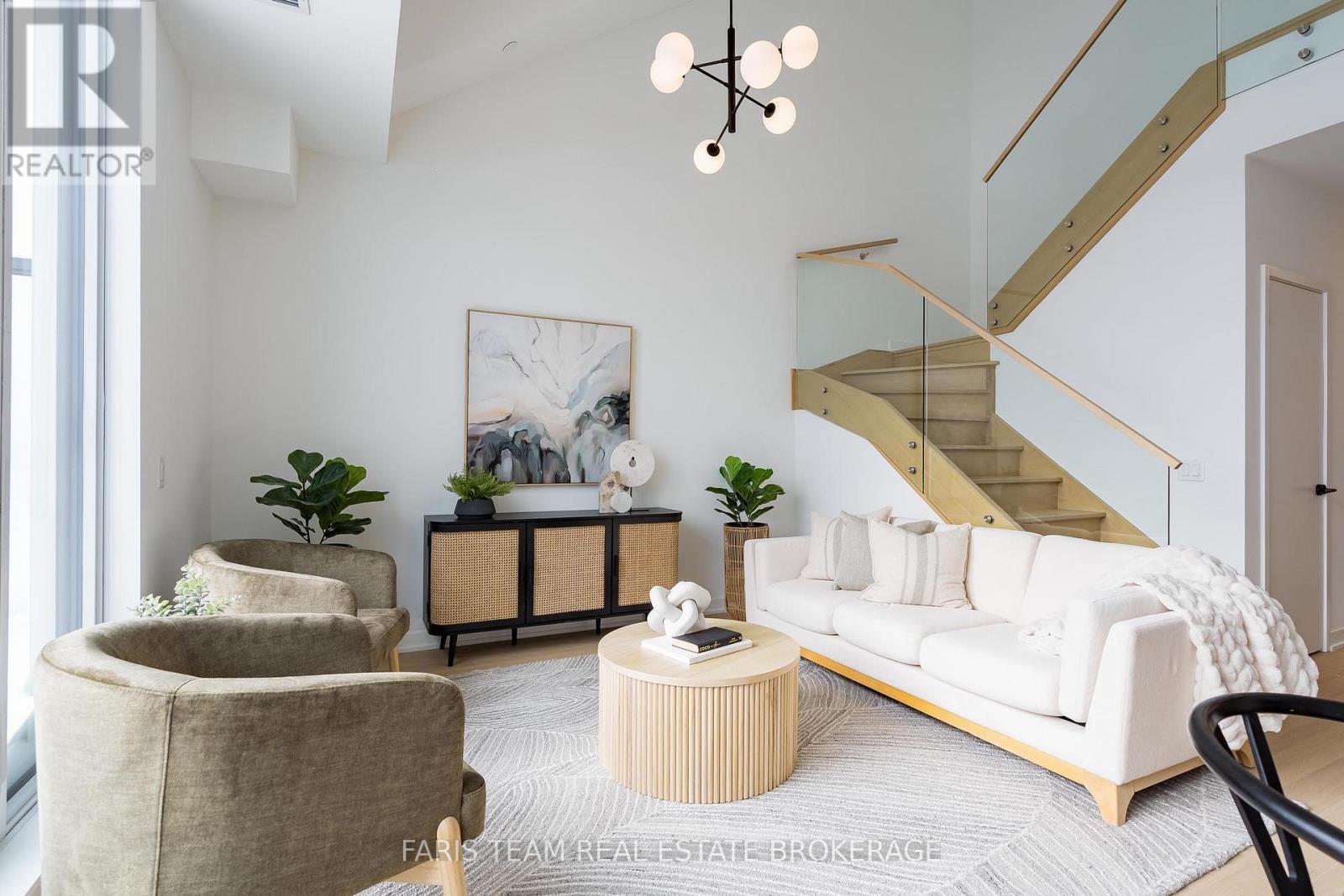 #611 31 HURON STREET - 20