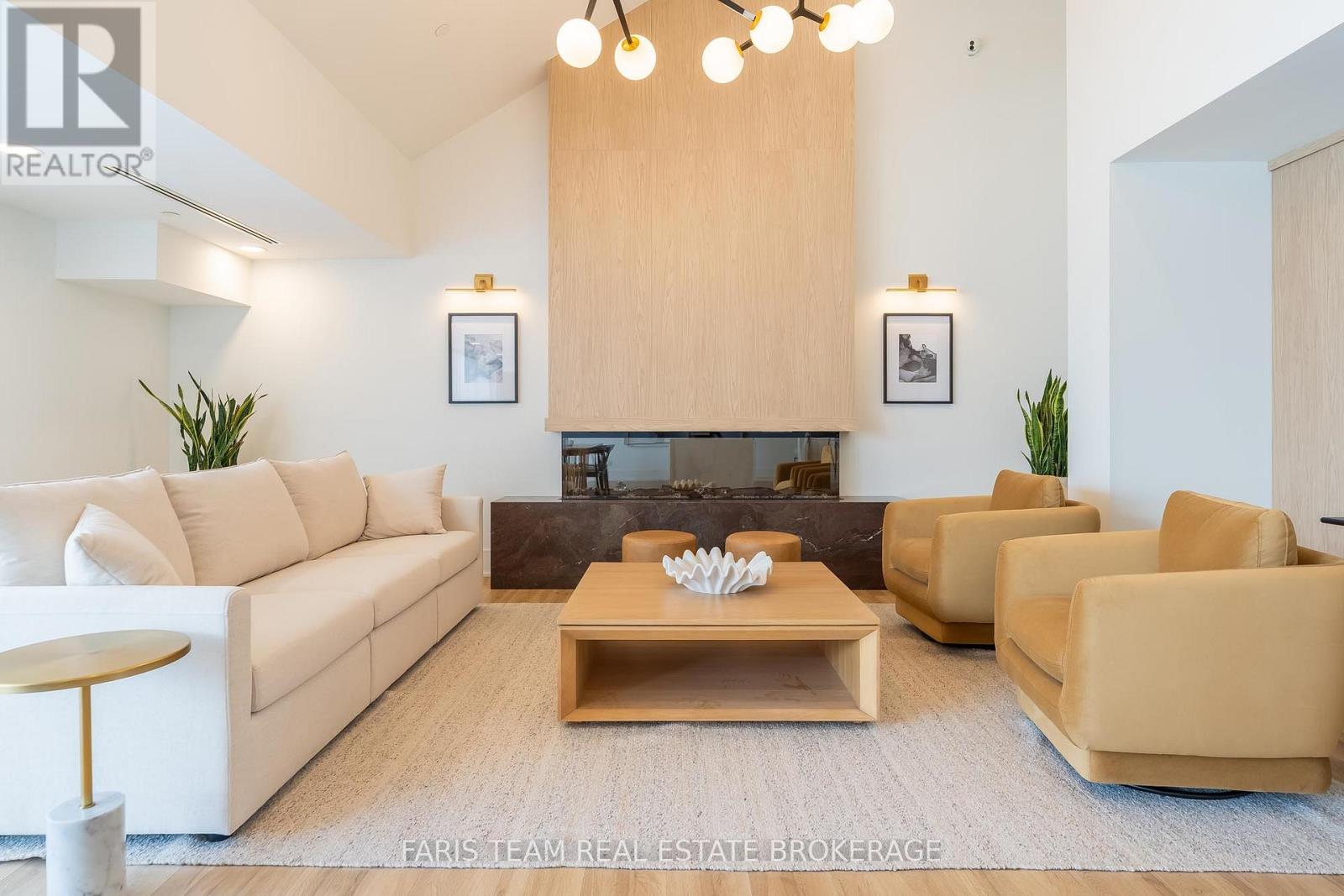 #611 31 HURON STREET - 34