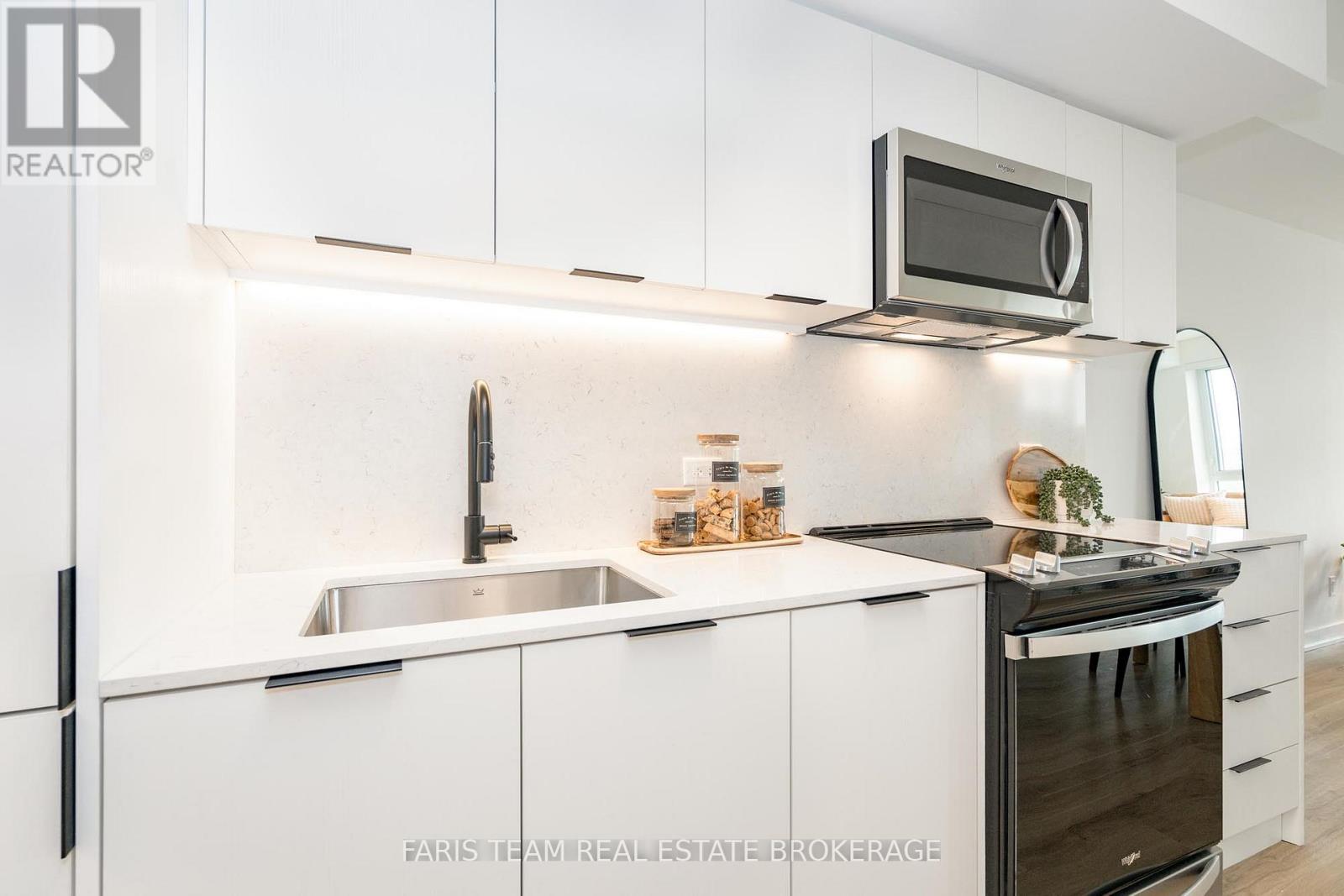 #209 31 HURON STREET - 11