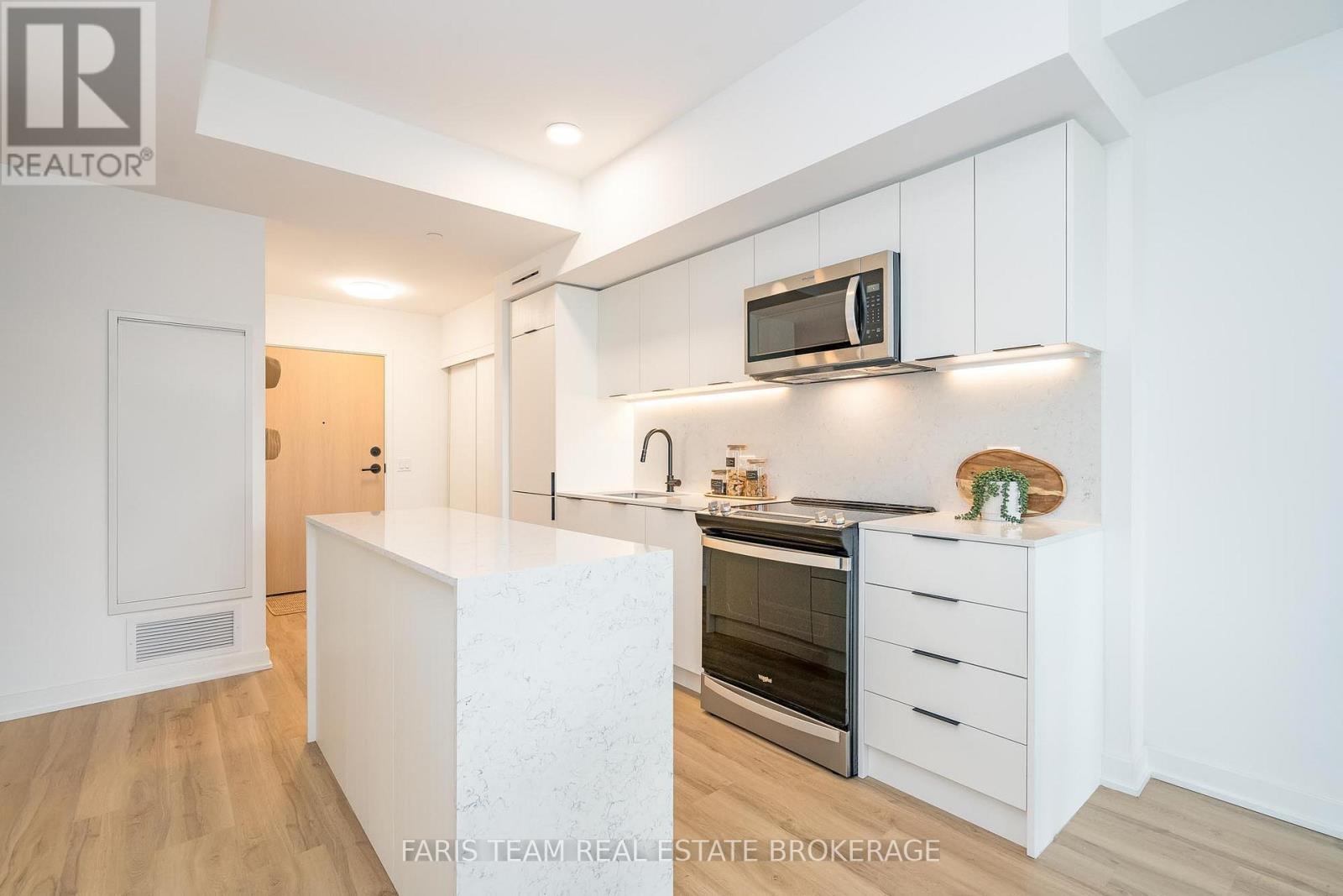 #209 31 HURON STREET - 12