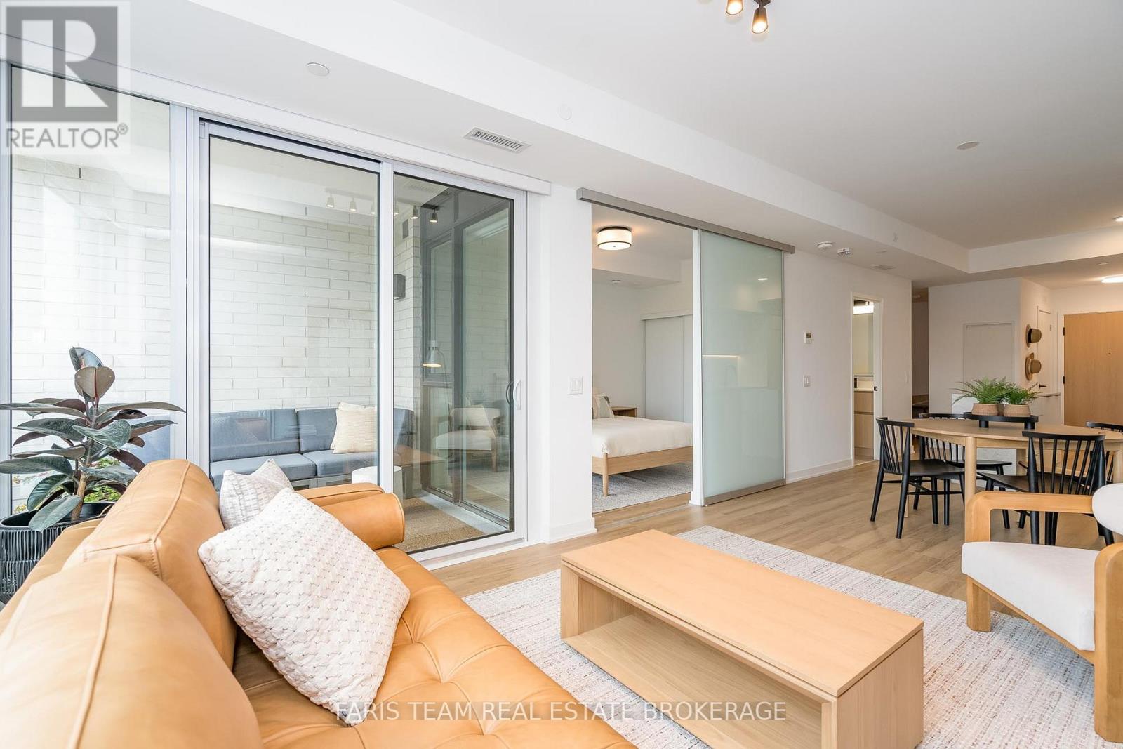 #209 31 HURON STREET - 20