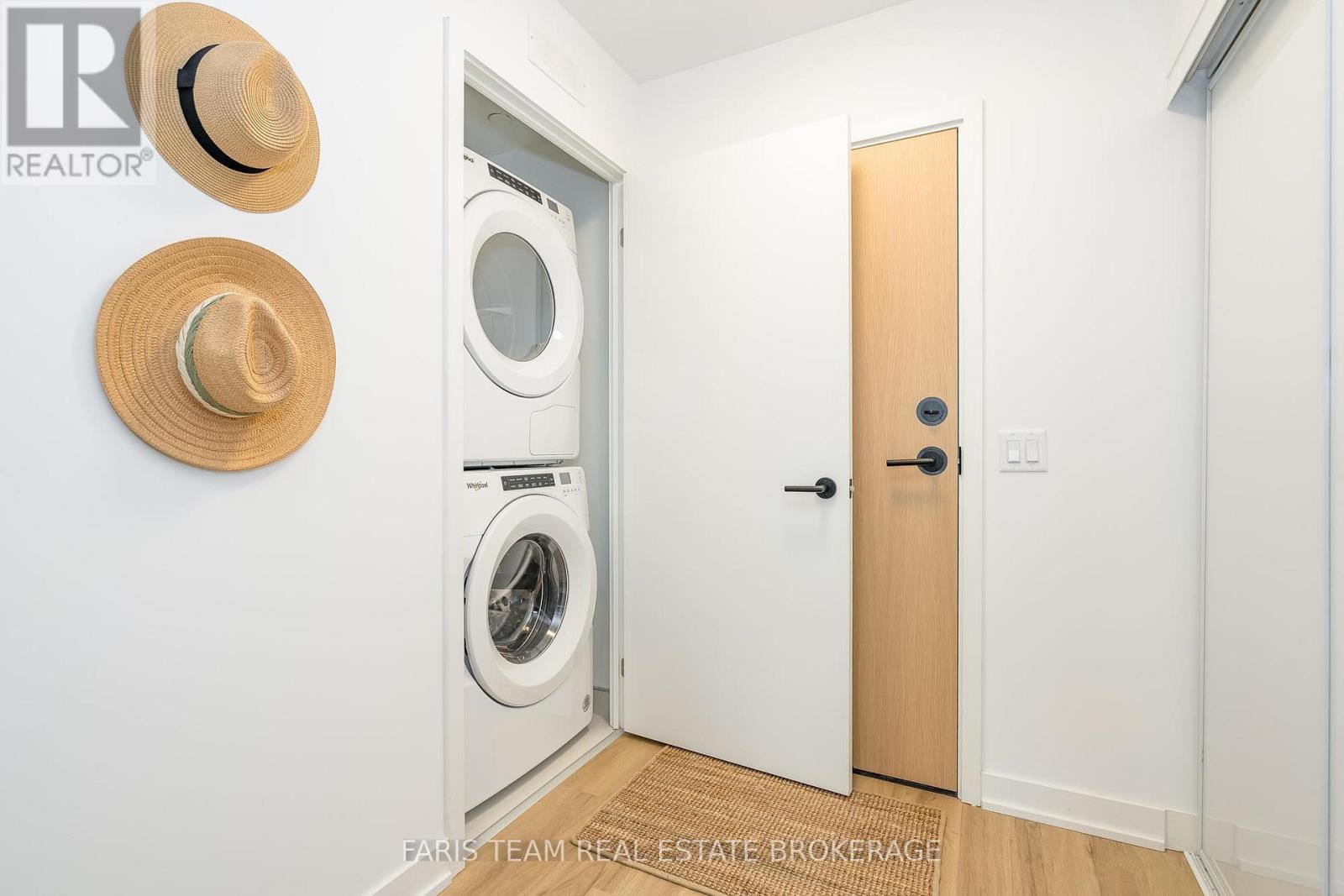 #209 31 HURON STREET - 25