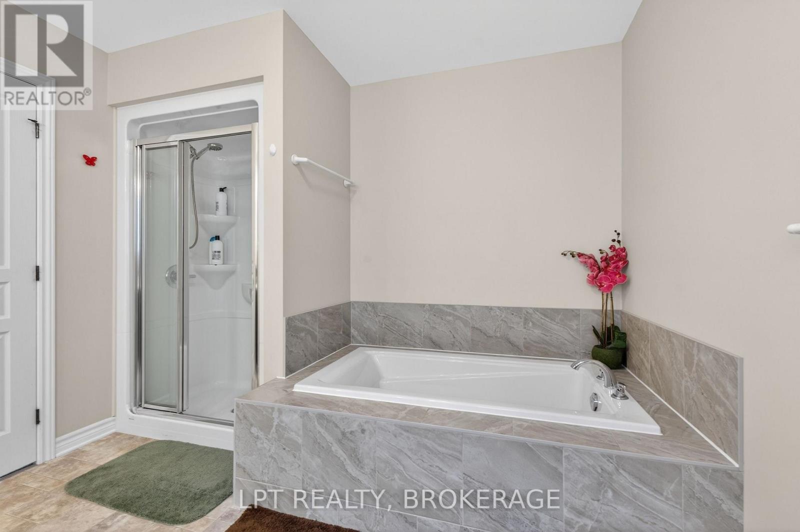 1565 ALBANY DRIVE - 28