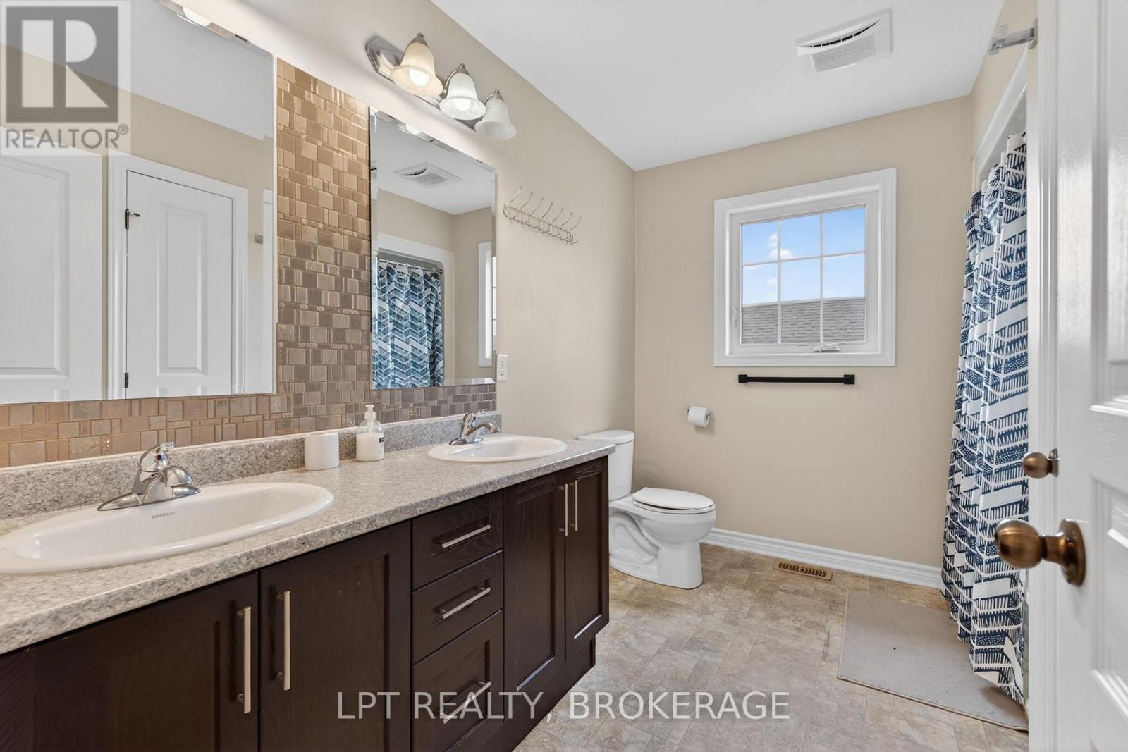 1565 ALBANY DRIVE - 36