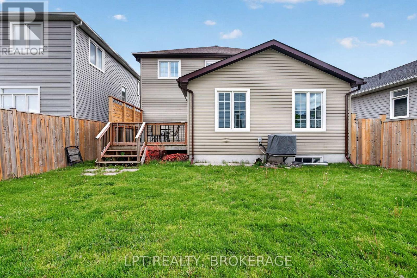 1565 ALBANY DRIVE - 41