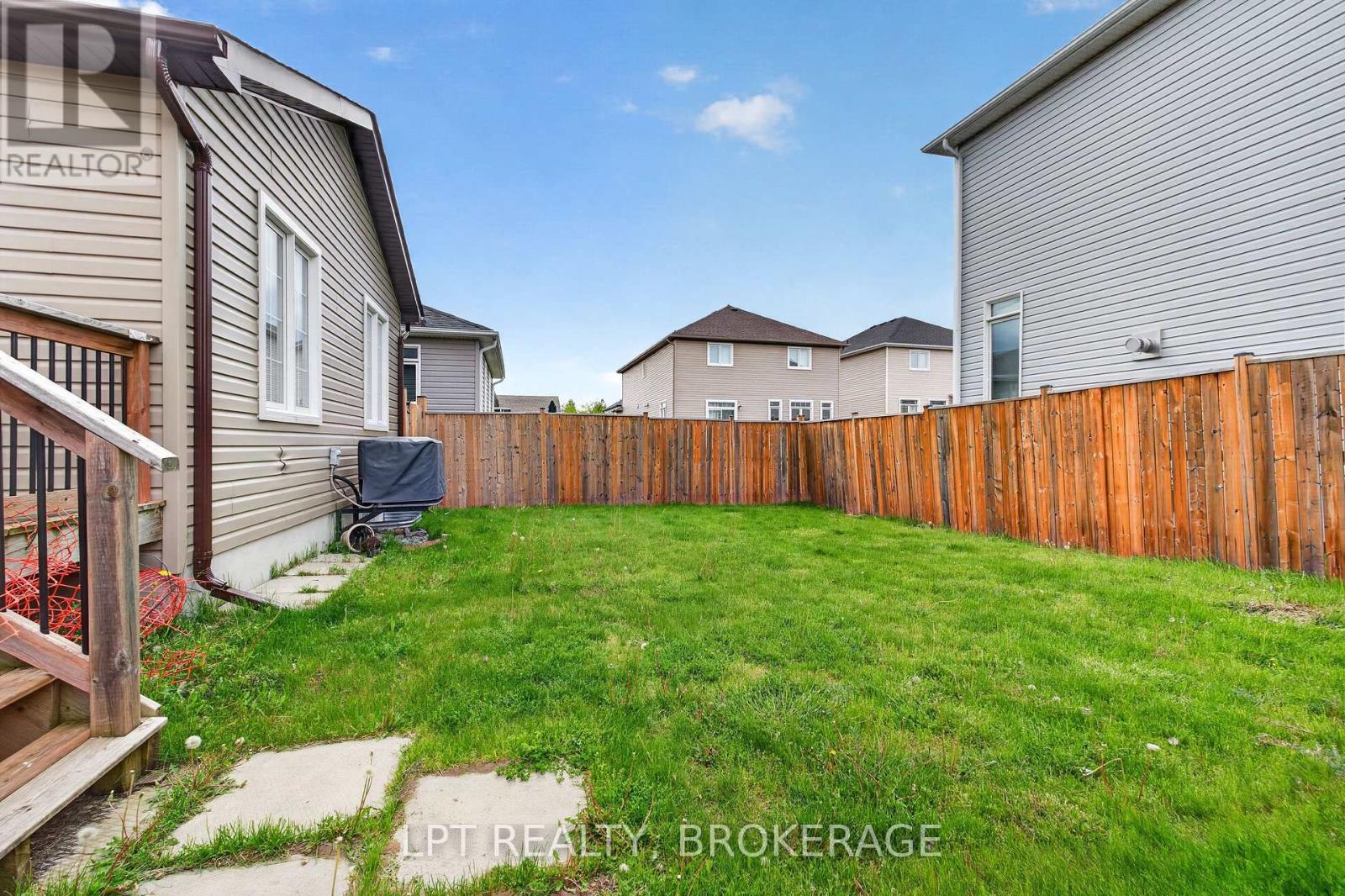 1565 ALBANY DRIVE - 42
