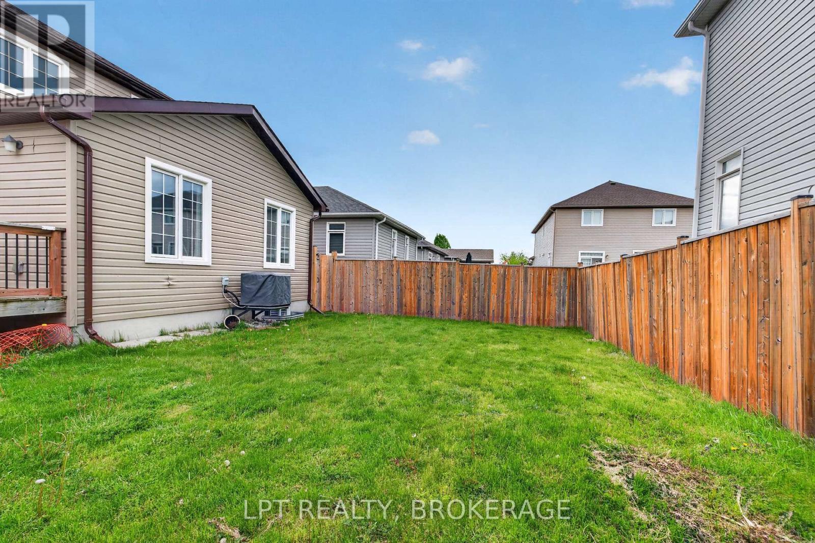 1565 ALBANY DRIVE - 43