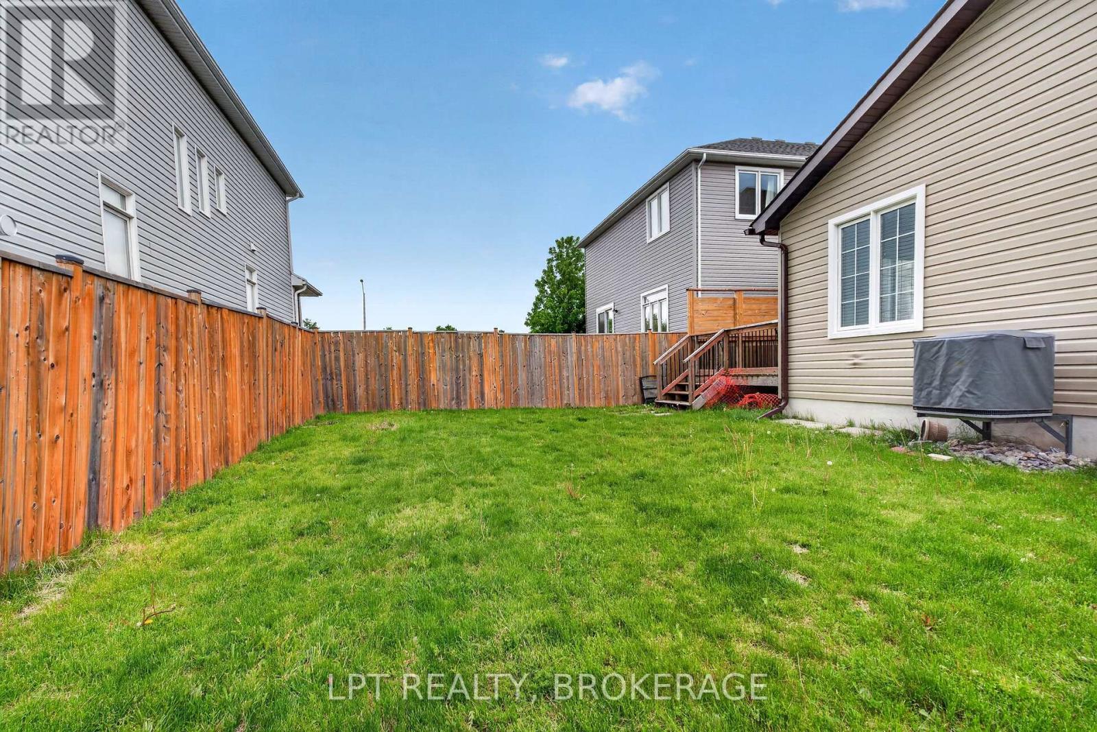 1565 ALBANY DRIVE - 44