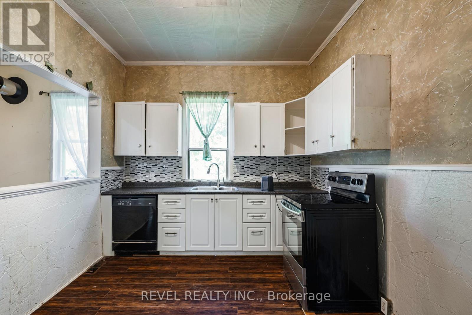 279 1ST AVENUE S - Image 17