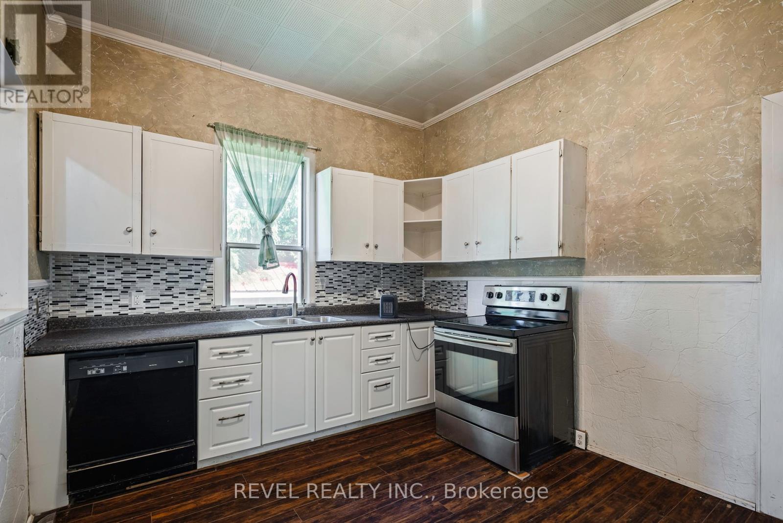 279 1ST AVENUE S - Image 18