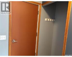 Enclosed porch - 1012 Stadacona Street E, Moose Jaw, SK S6H0K9 Photo 9