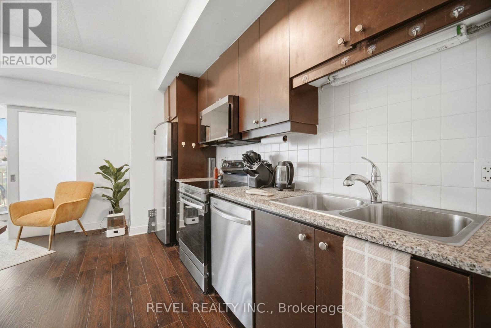#707 50 ABSOLUTE AVENUE - 12