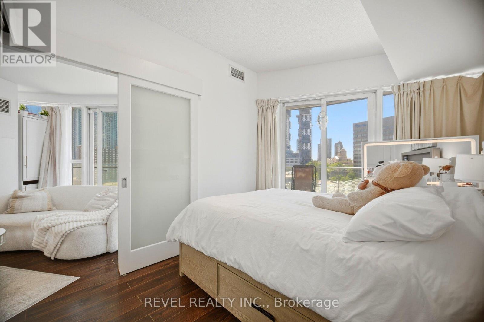 #707 50 ABSOLUTE AVENUE - 22