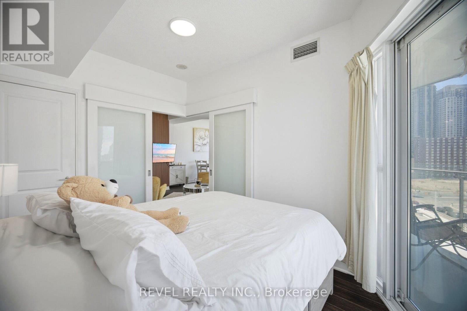#707 50 ABSOLUTE AVENUE - 23