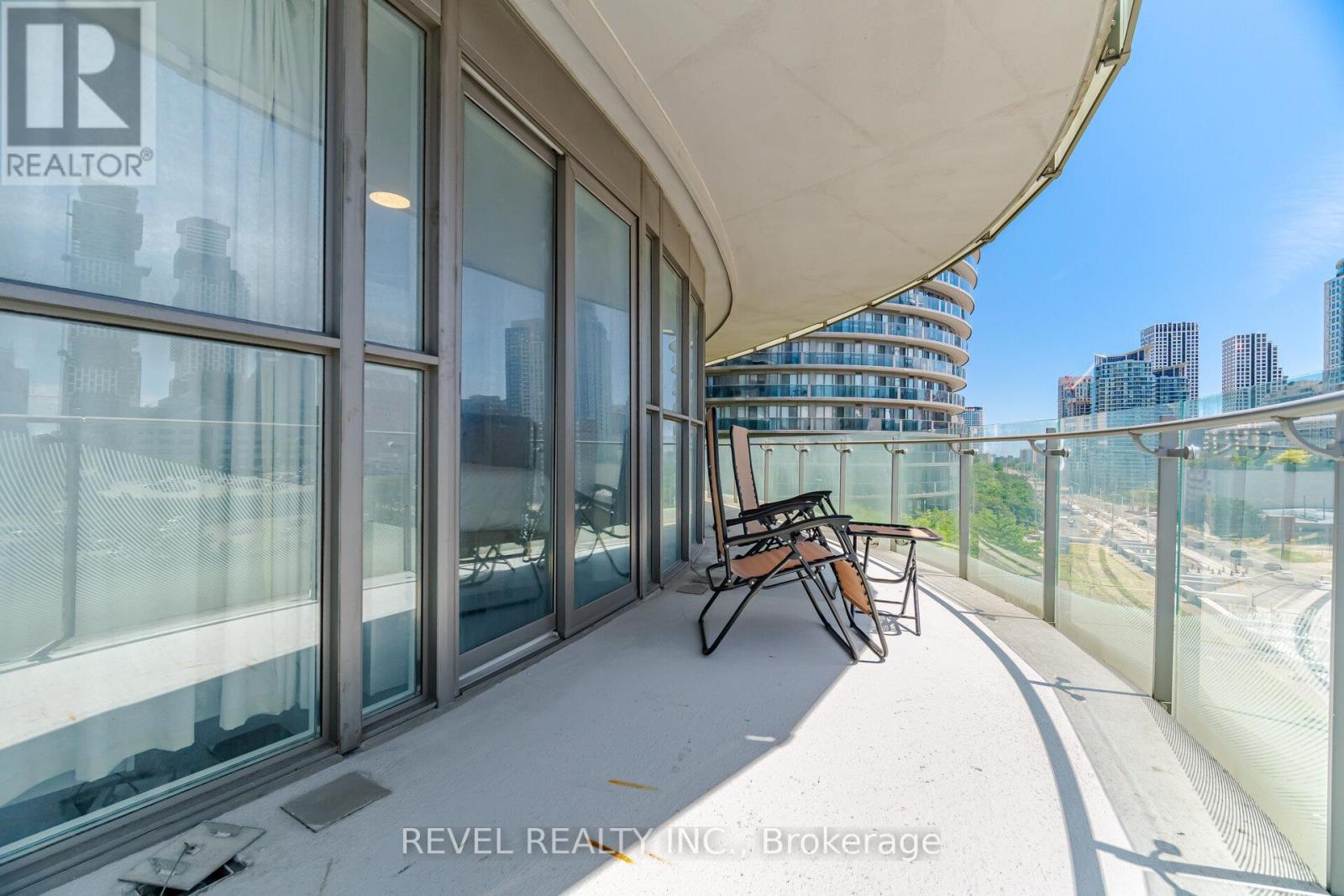 #707 50 ABSOLUTE AVENUE - 27