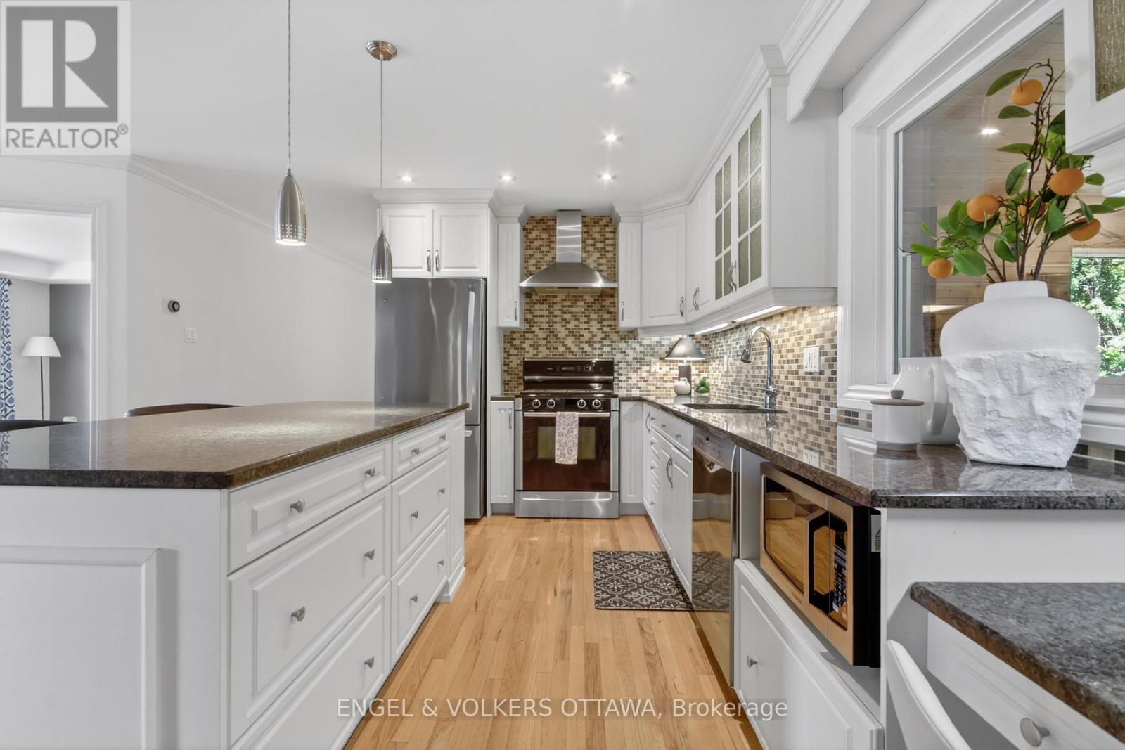 528 TULLAMORE STREET — photo 6 of 35