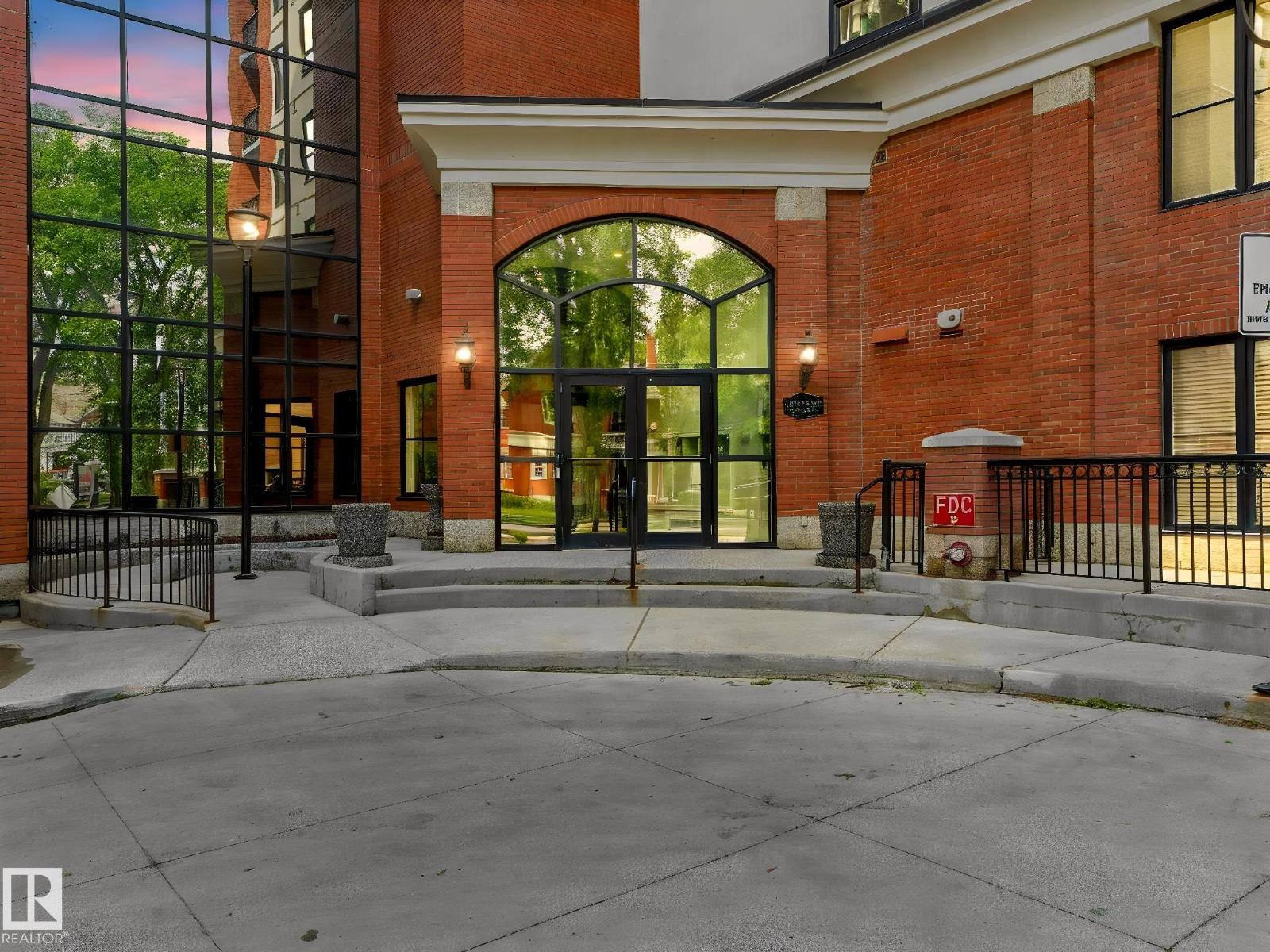 #902 10108 125 ST NW - 4
