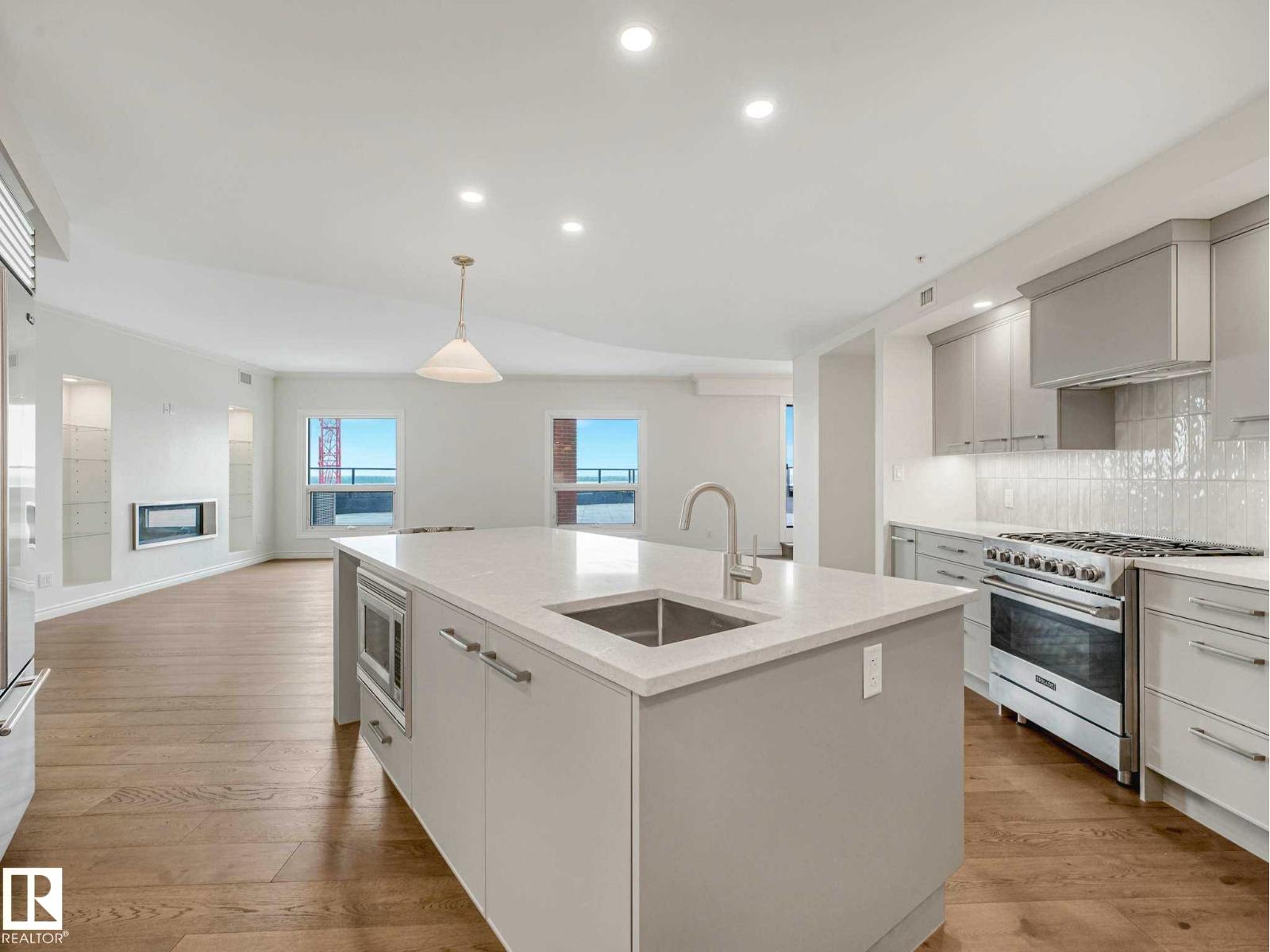 #902 10108 125 ST NW - 22