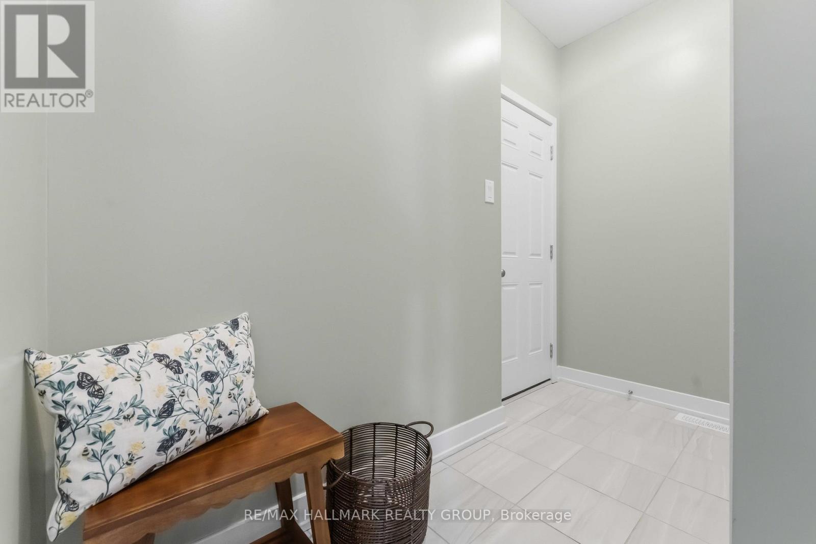 369 BROADRIDGE CRESCENT - 22