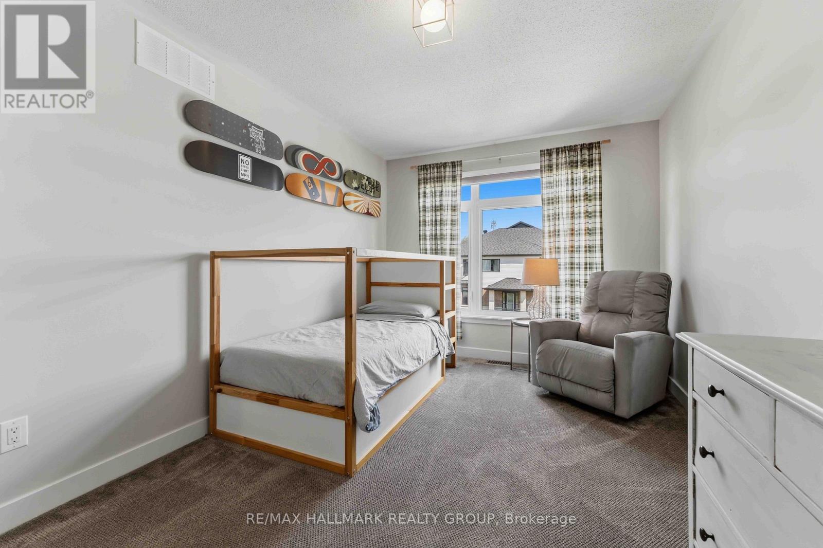 369 BROADRIDGE CRESCENT - 34