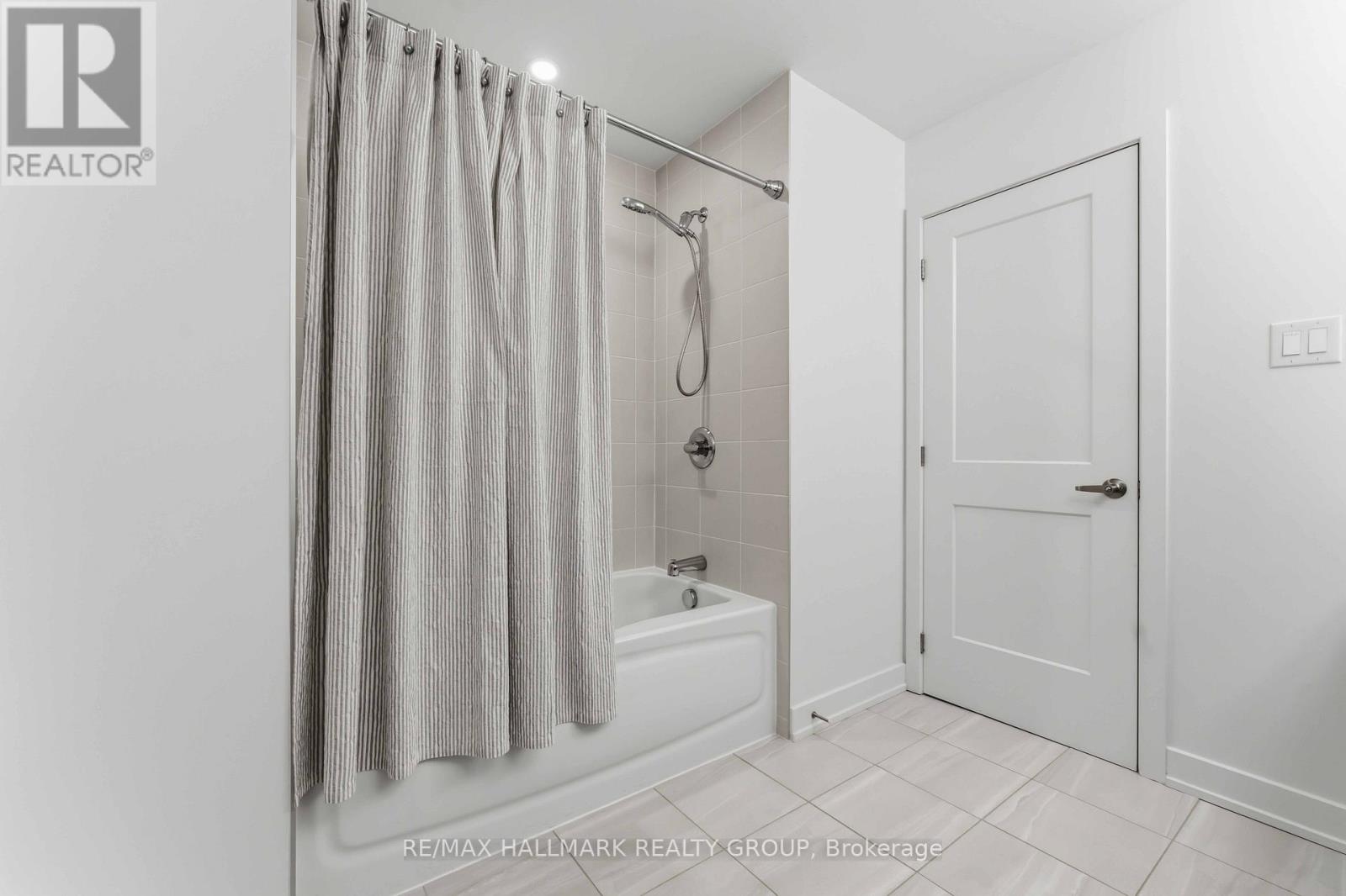 369 BROADRIDGE CRESCENT - 36