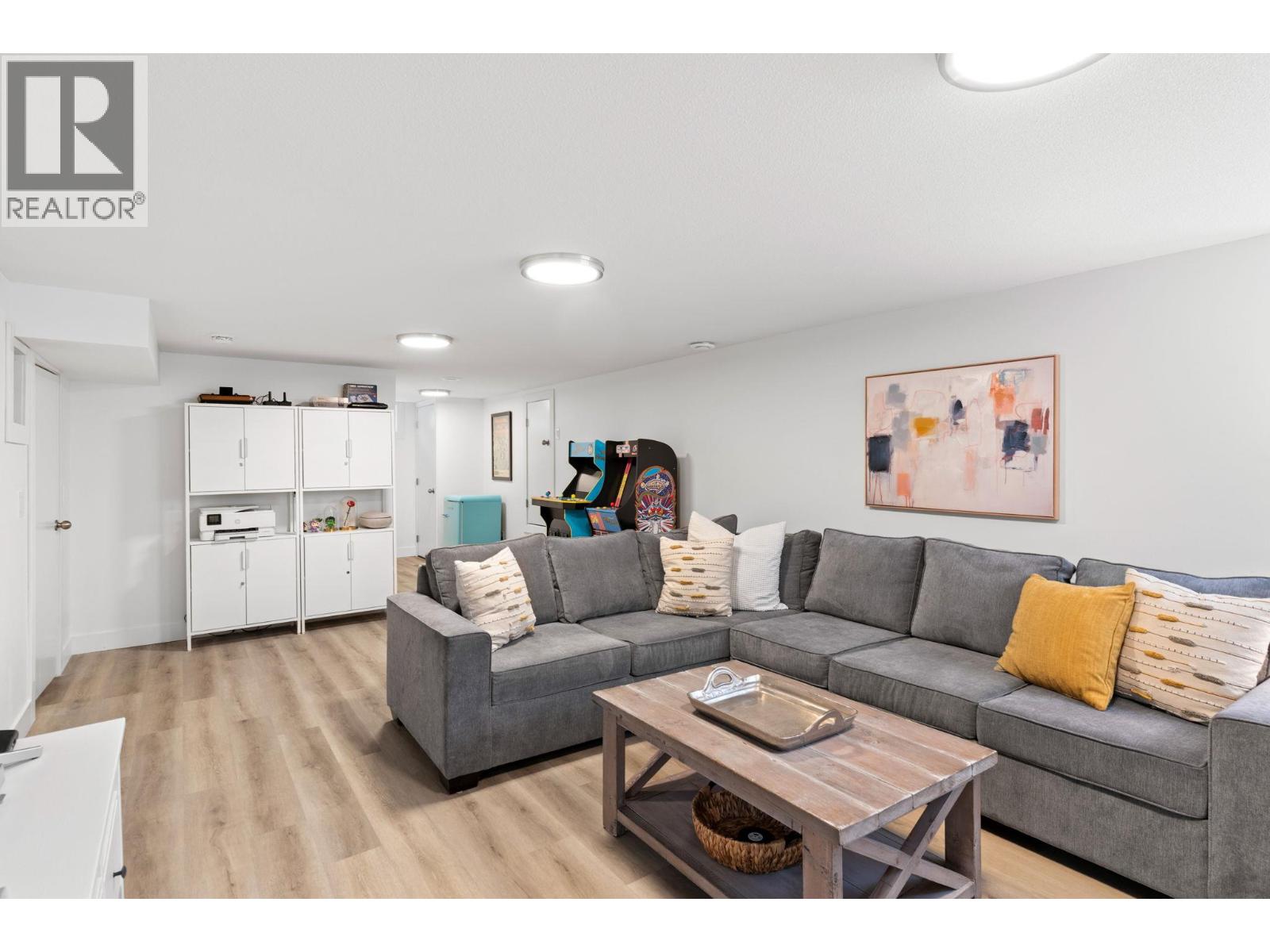 1858 Abbott Street - 39