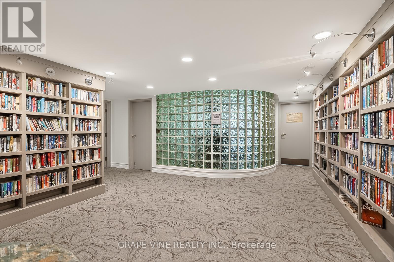 #1115 100 GRANT CARMAN DRIVE - 38