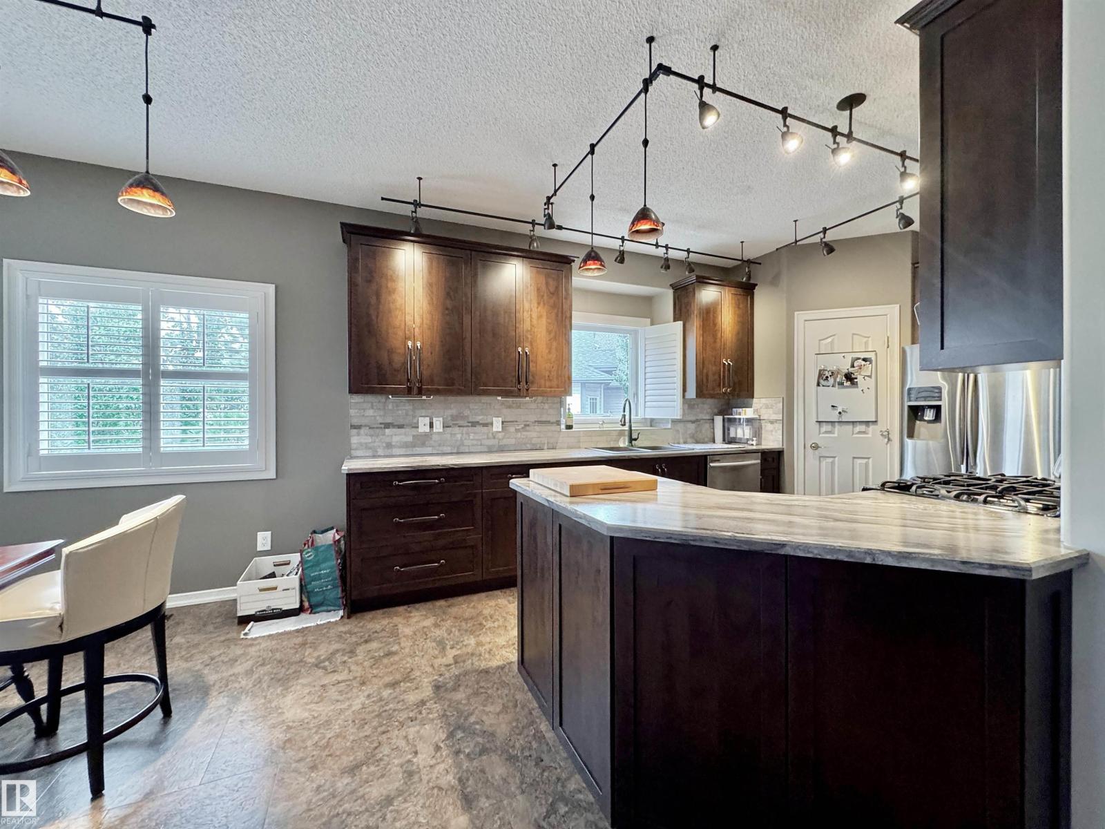 642 MEADOWVIEW CR - 11