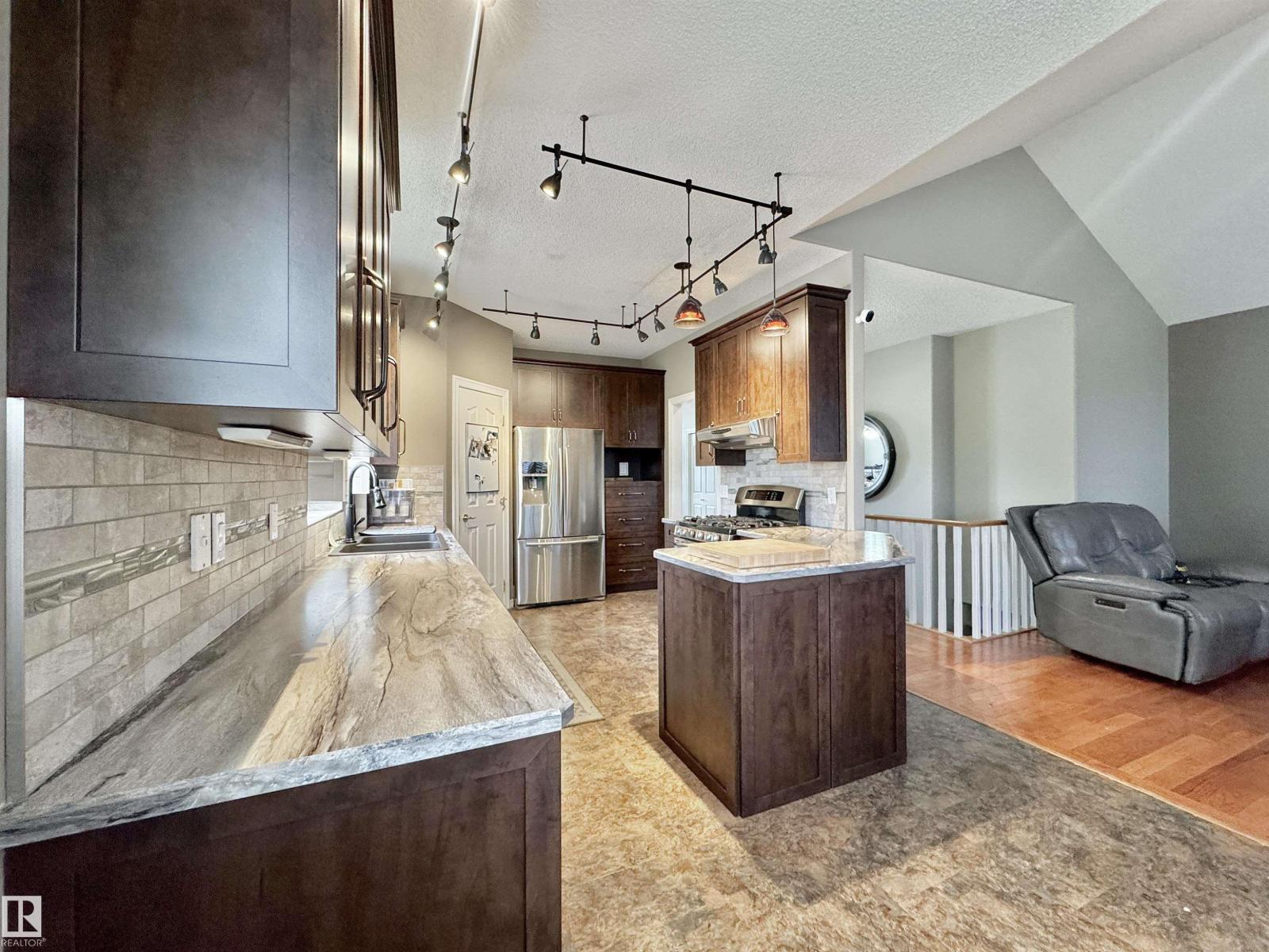 642 MEADOWVIEW CR - 12