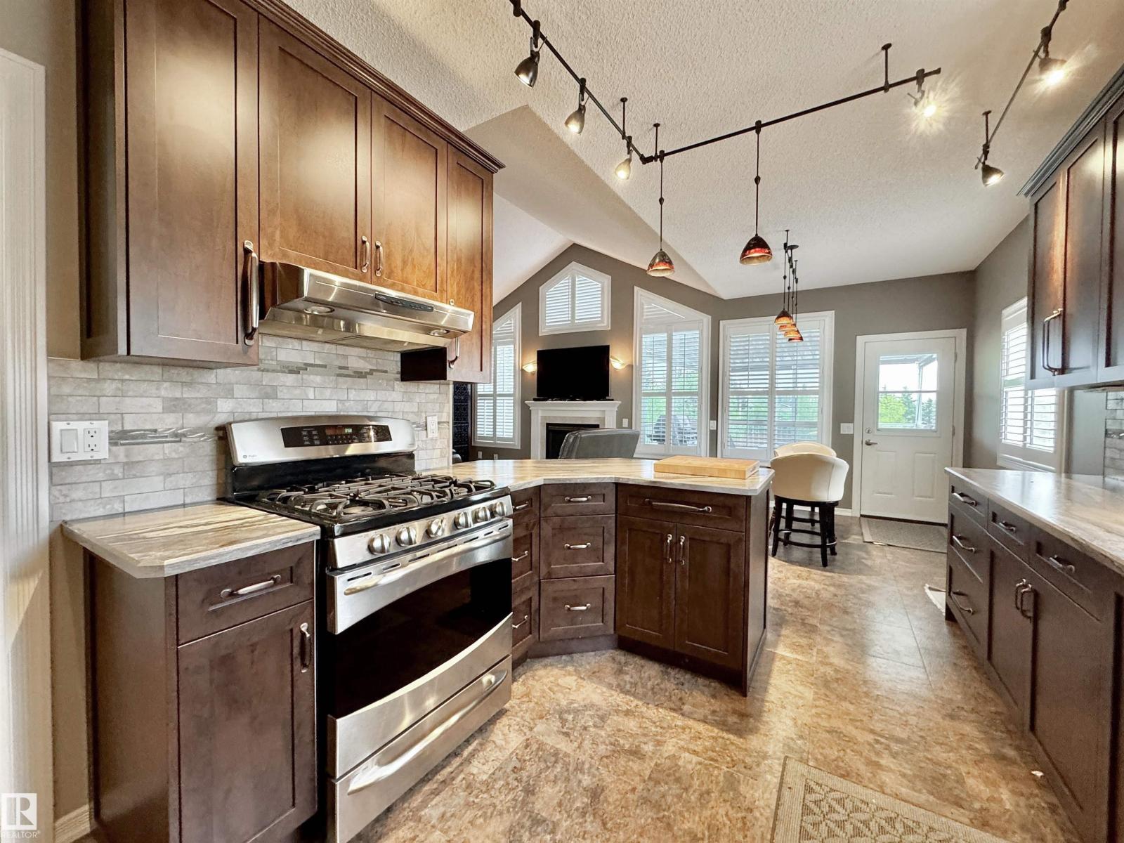 642 MEADOWVIEW CR - 13