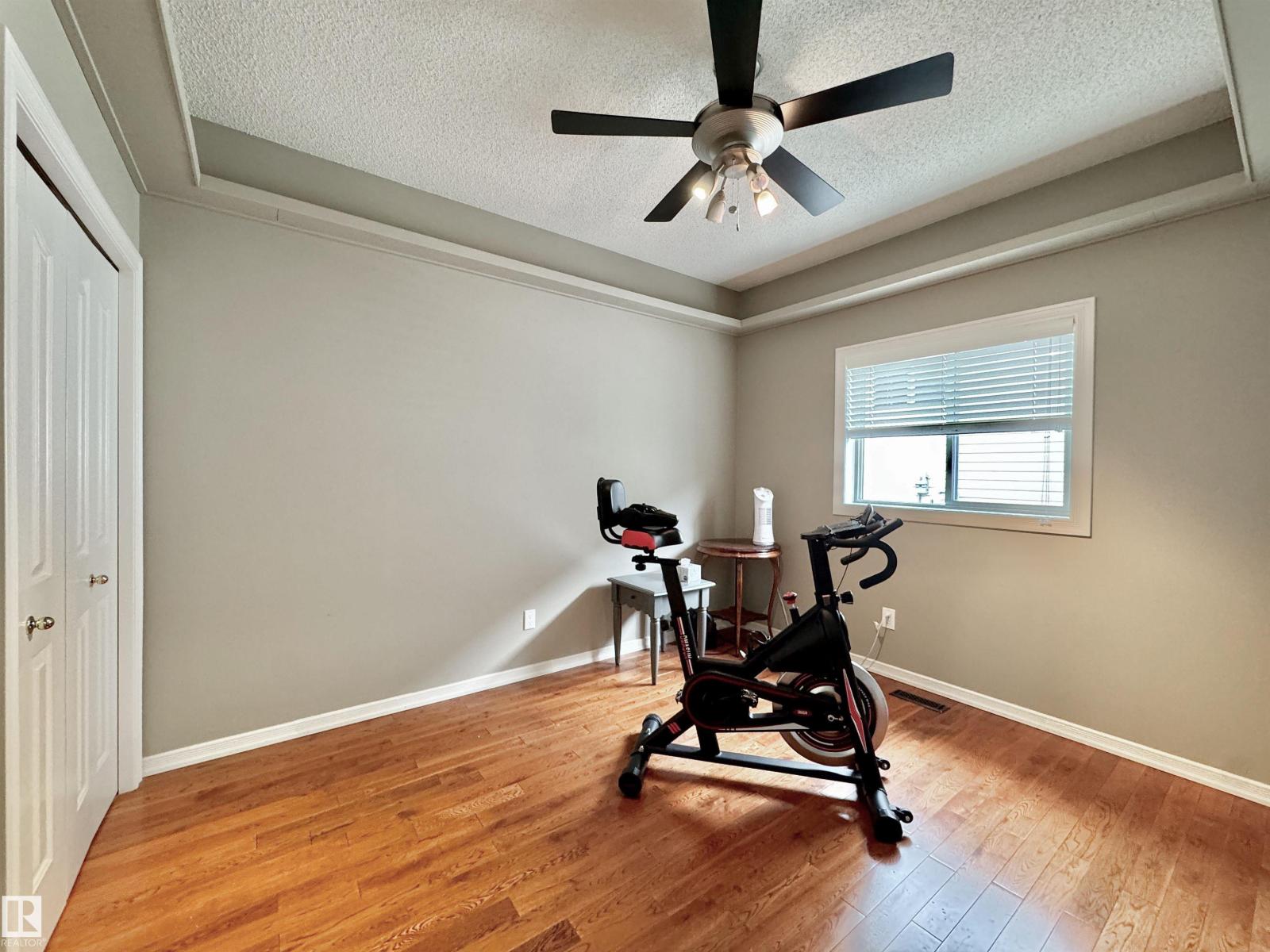 642 MEADOWVIEW CR - 24