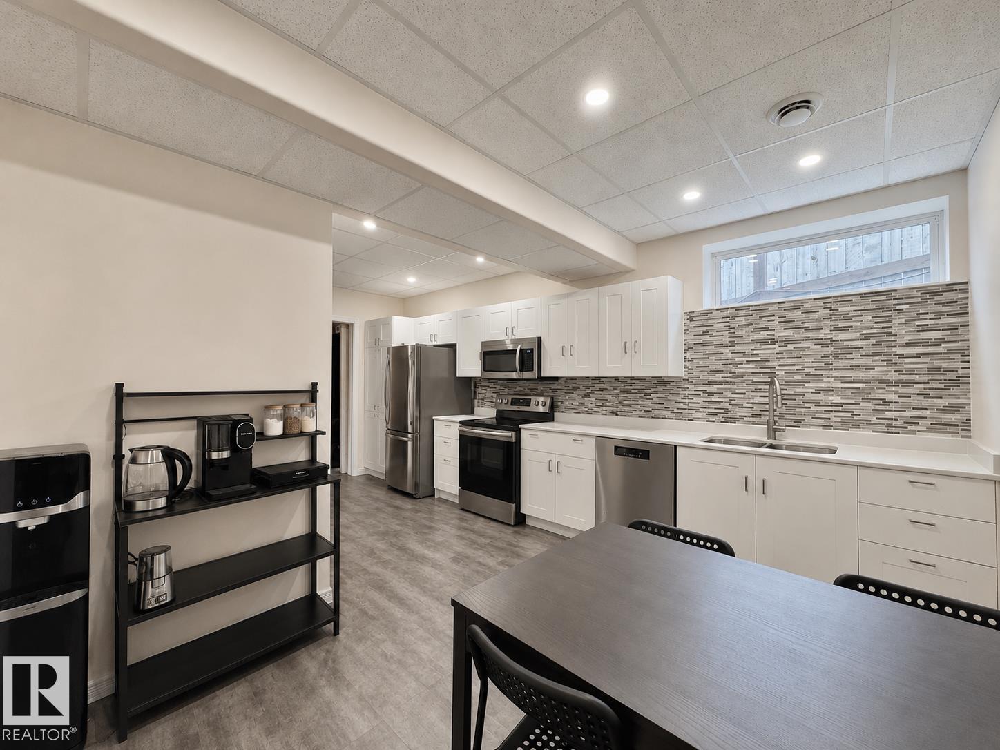 642 MEADOWVIEW CR - 33