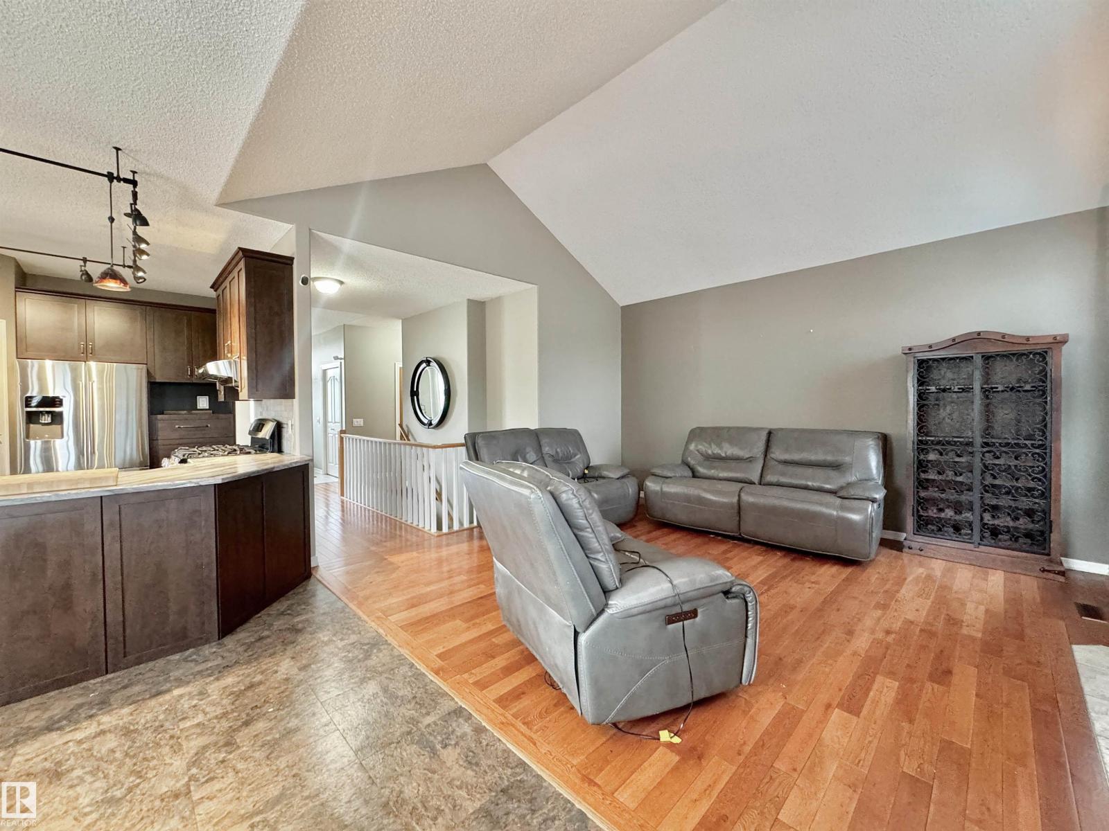 642 MEADOWVIEW CR - 9