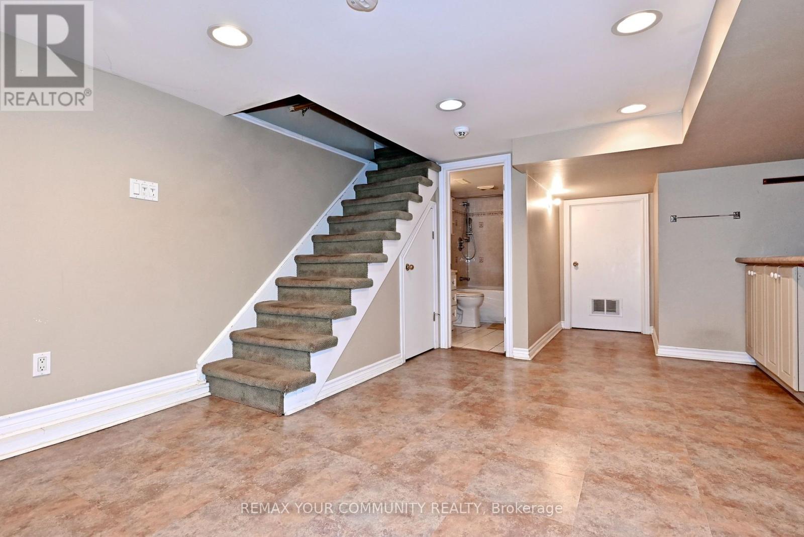 520 DUFFERIN STREET - 23
