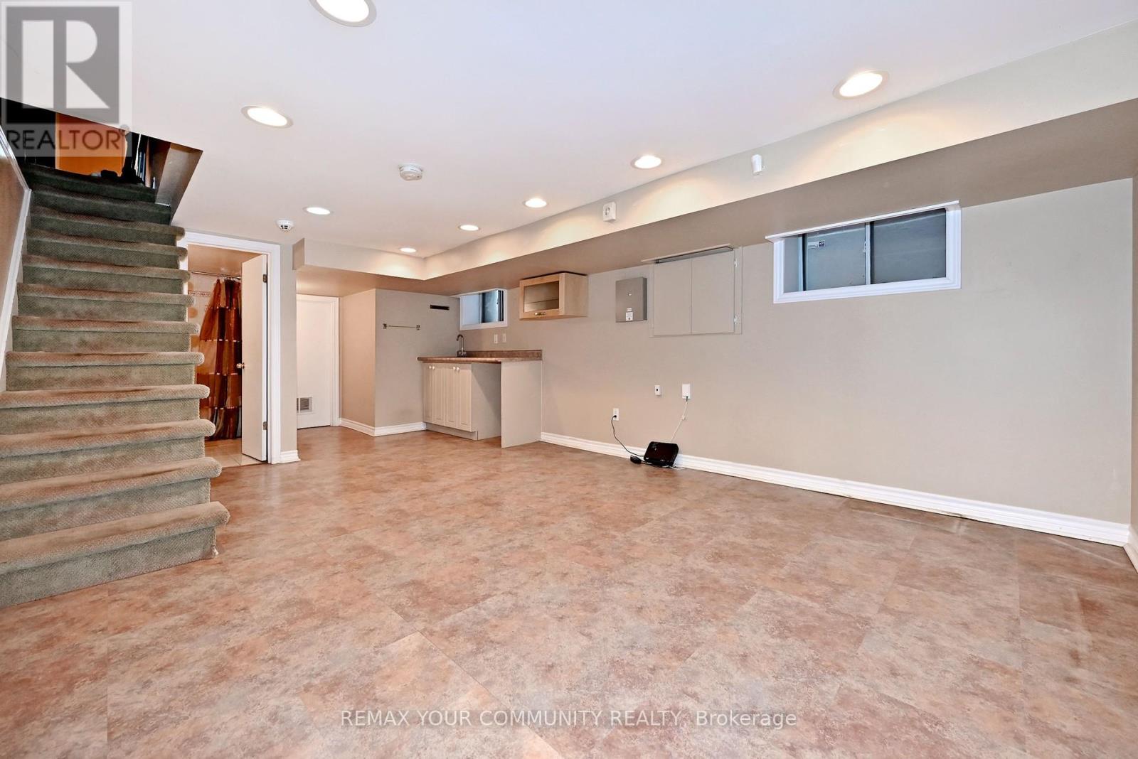 520 DUFFERIN STREET - 24