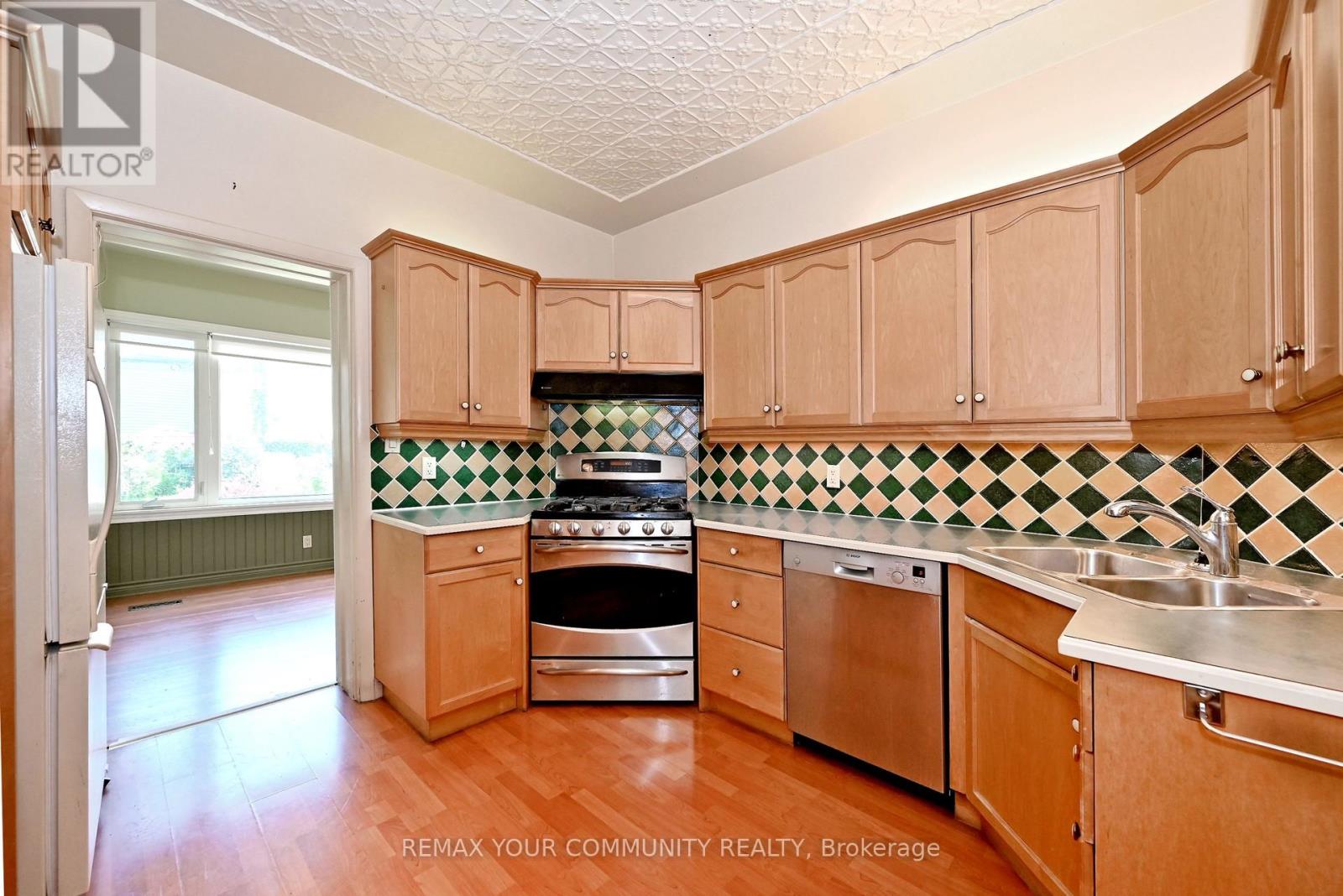 520 DUFFERIN STREET - 8