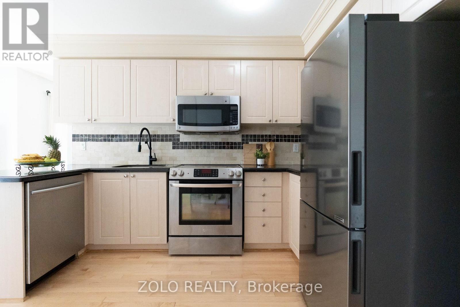 308 HOWARD CRESCENT - 12