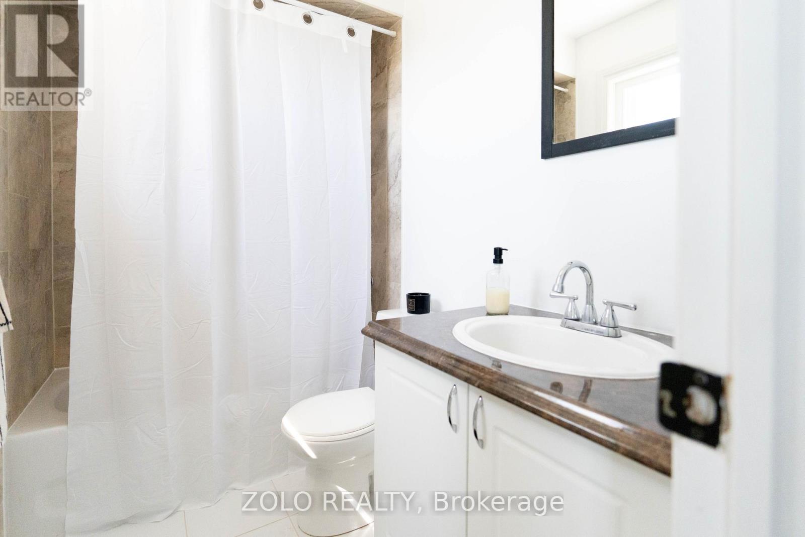308 HOWARD CRESCENT - 26