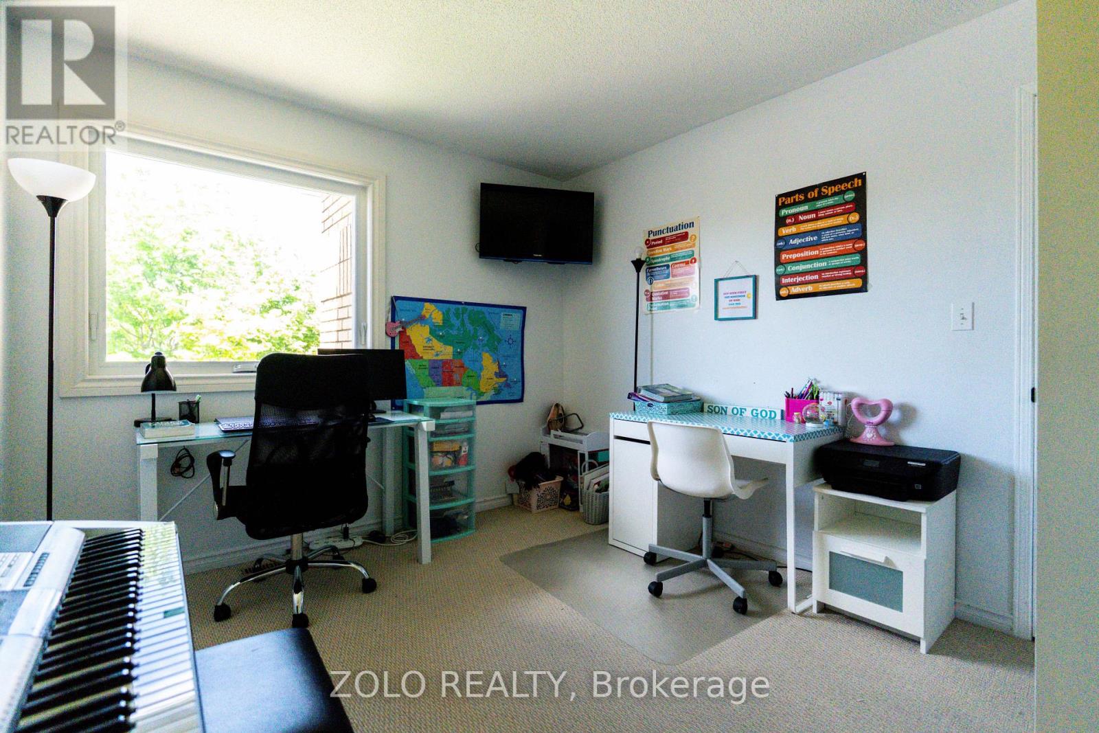 308 HOWARD CRESCENT - 32